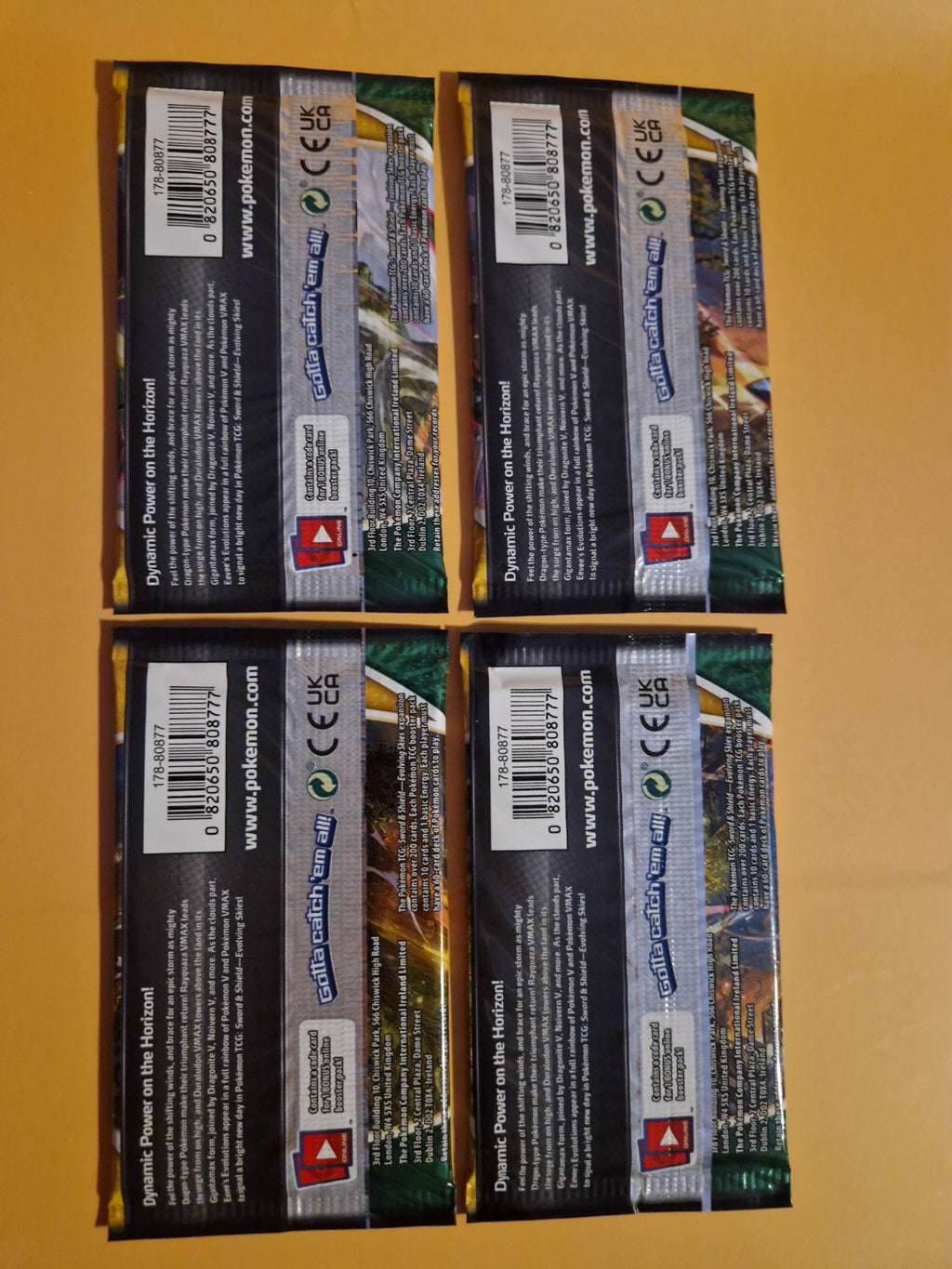 Baksiden av originale og forseglede Pokémon booster packs