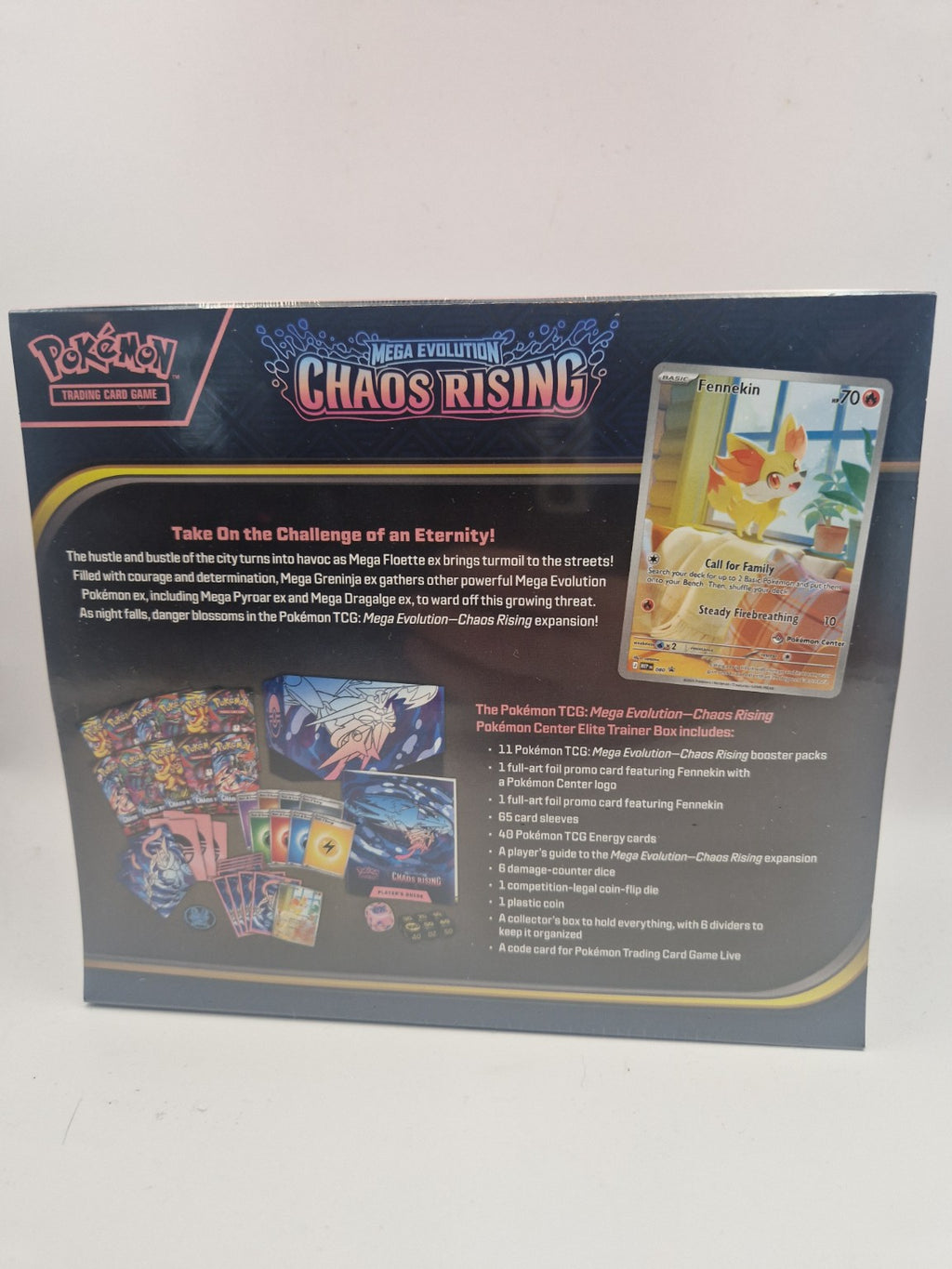Bakside som viser innhold og eksklusivt Fennekin promo-kort.