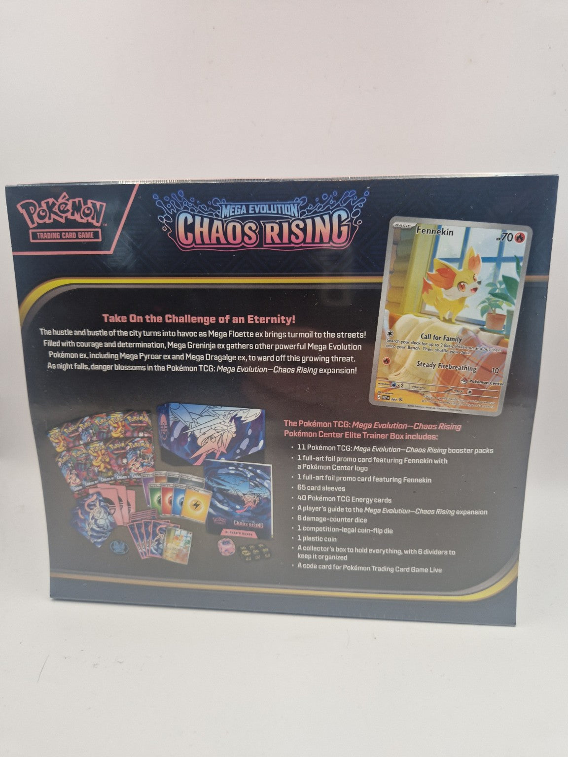 Bakside som viser innhold og eksklusivt Fennekin promo-kort.