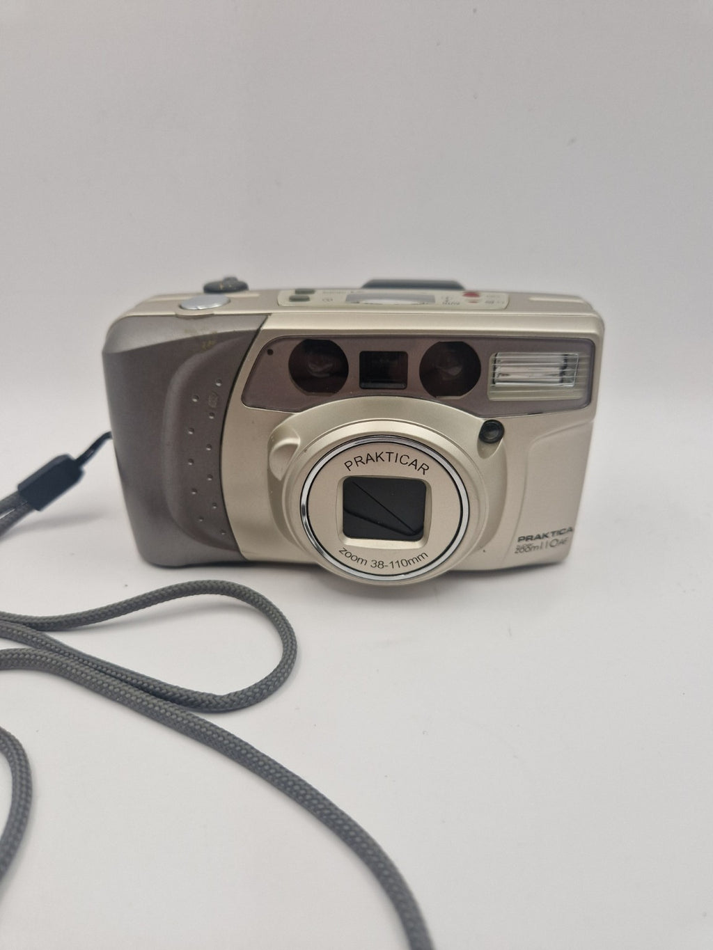 Praktica Zoom 110 AF sett forfra med objektivdeksel lukket.
