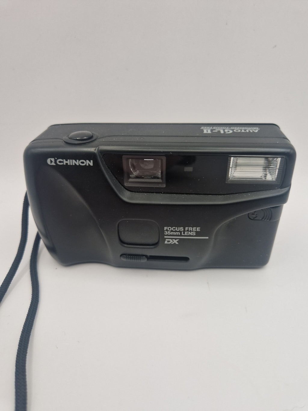 Chinon Auto GL-II sett forfra med innebygd blits og fokusfritt objektiv.