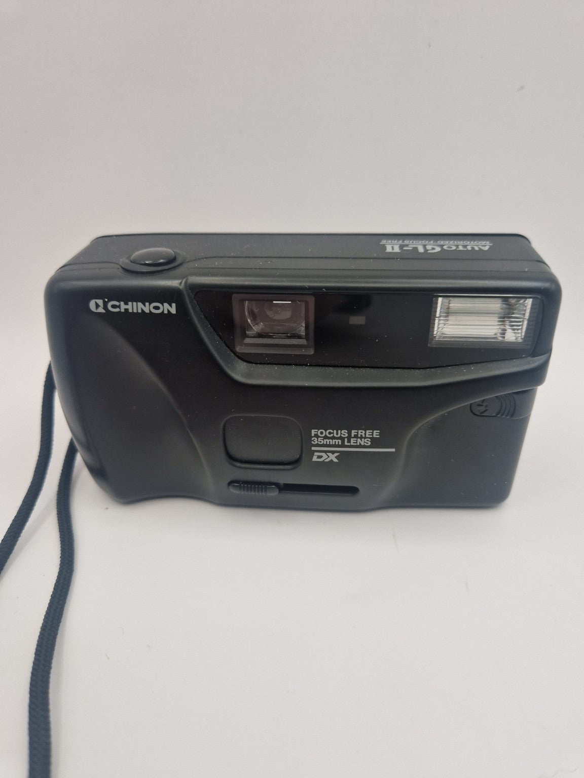 Chinon Auto GL-II sett forfra med innebygd blits og fokusfritt objektiv.