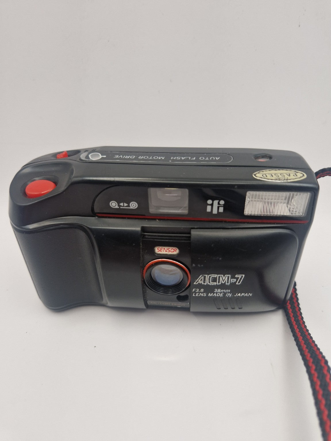 ifi ACM-7 sett forfra med 38mm f/3.8 objektiv og innebygd blits.