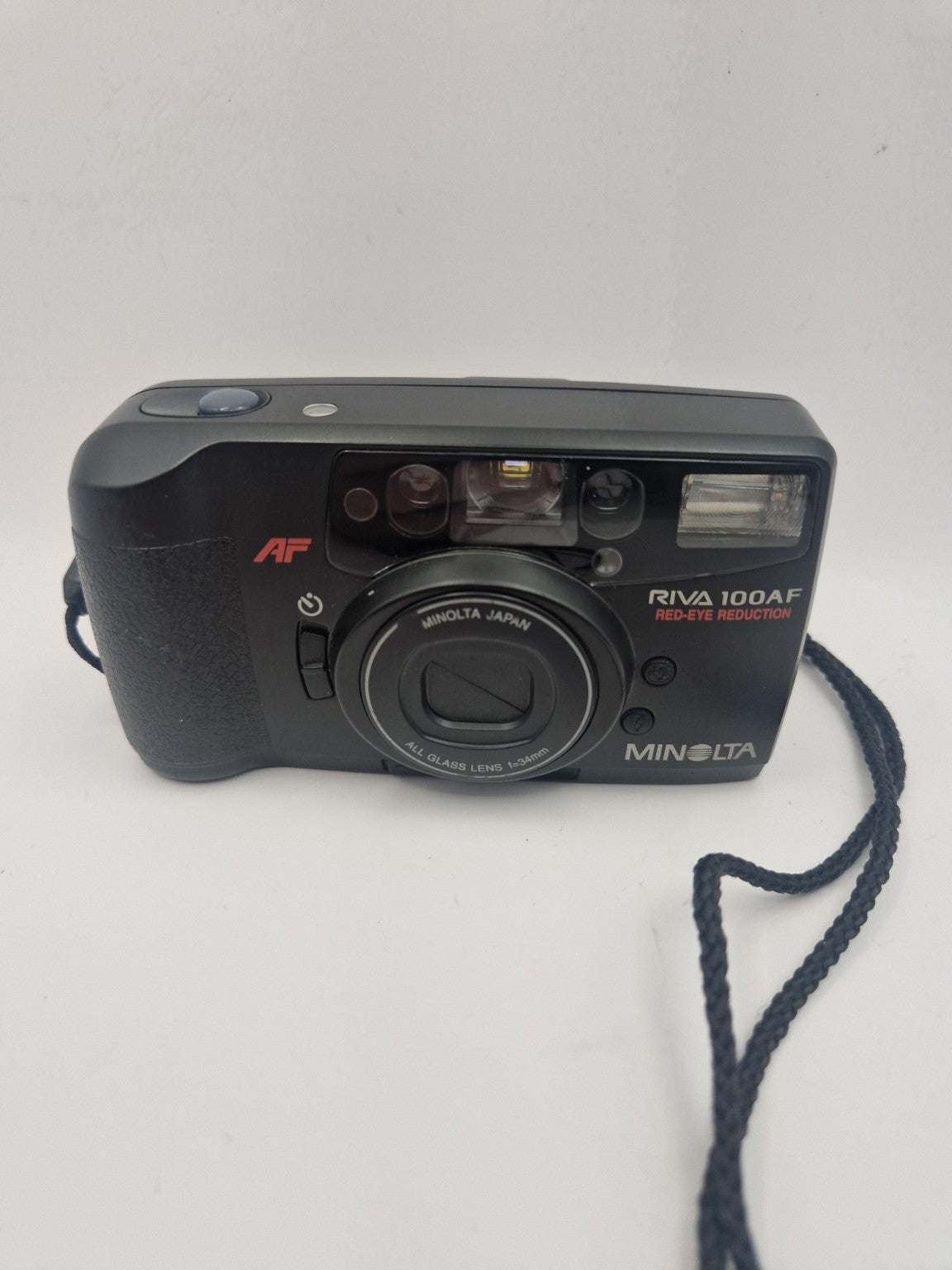 Minolta Riva 100AF sett forfra med autofokus og innebygd blits.