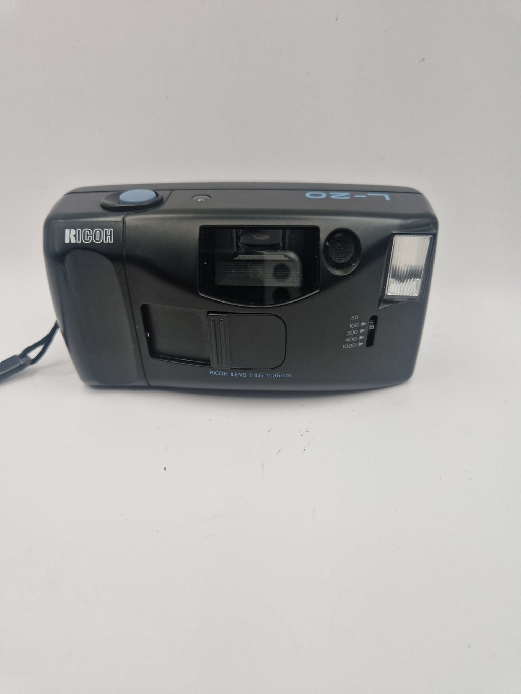 1. Ricoh L-20 sett forfra med innebygd blits og 35mm objektiv.
