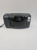 1. Ricoh L-20 sett forfra med innebygd blits og 35mm objektiv.
