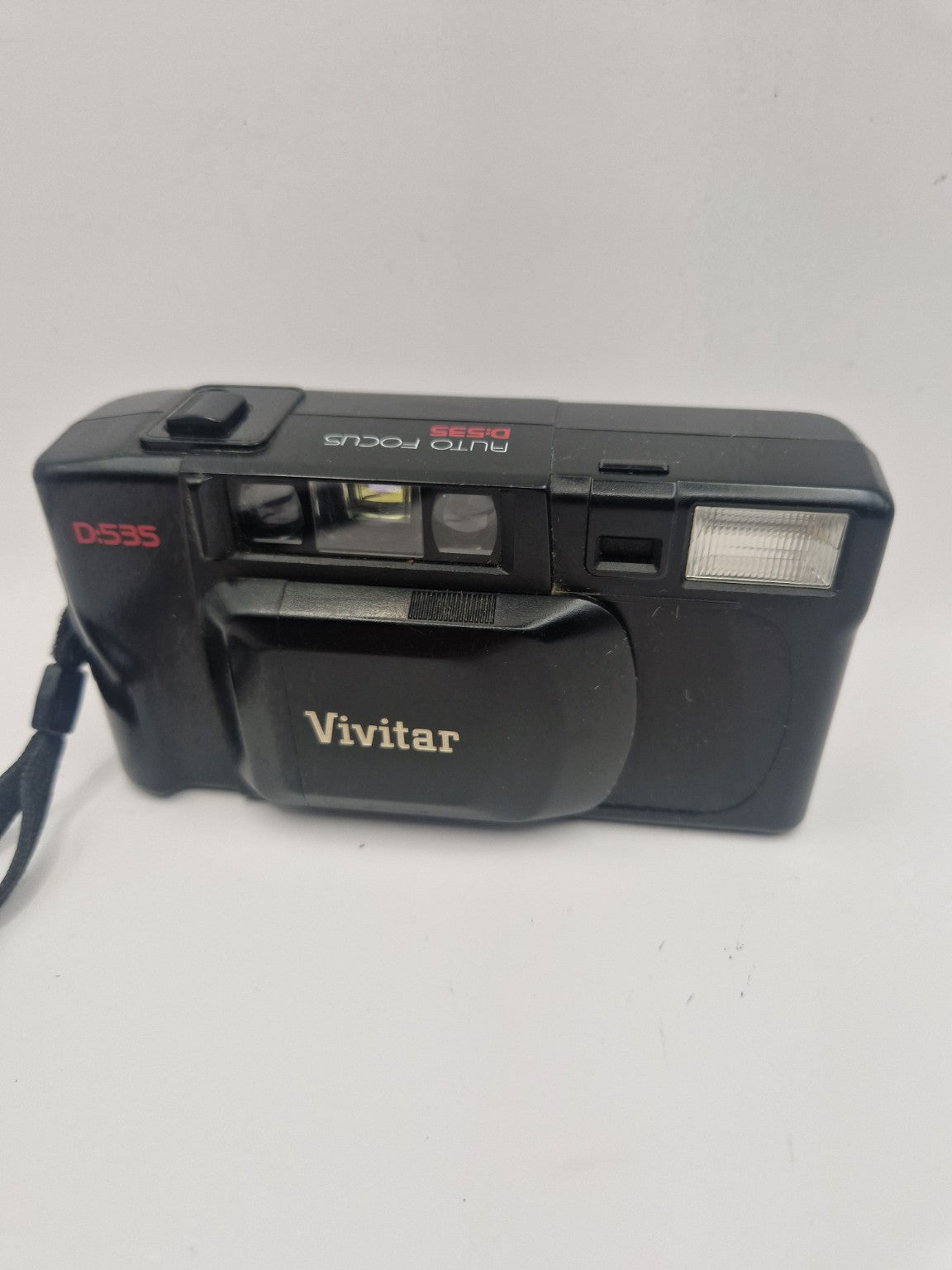 1. Vivitar D535 sett forfra med objektivdeksel og innebygd blits.

