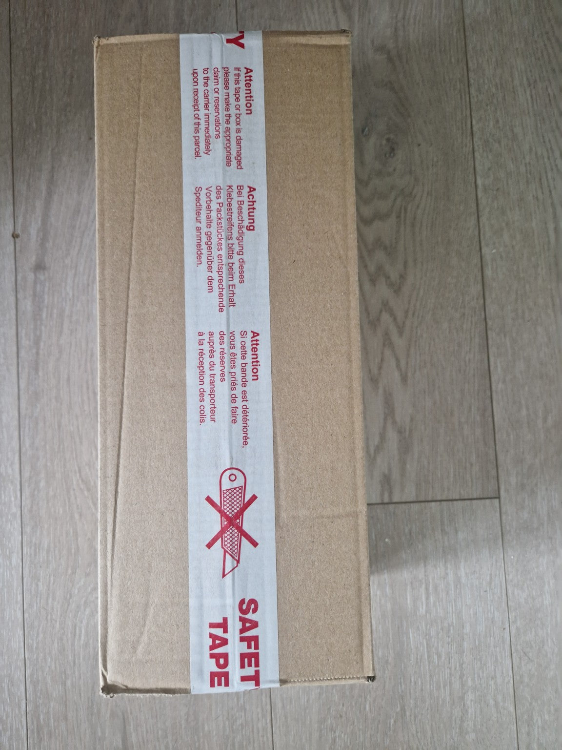 Original distributørforsegling intakt på Chaos Rising Booster Box Case.
