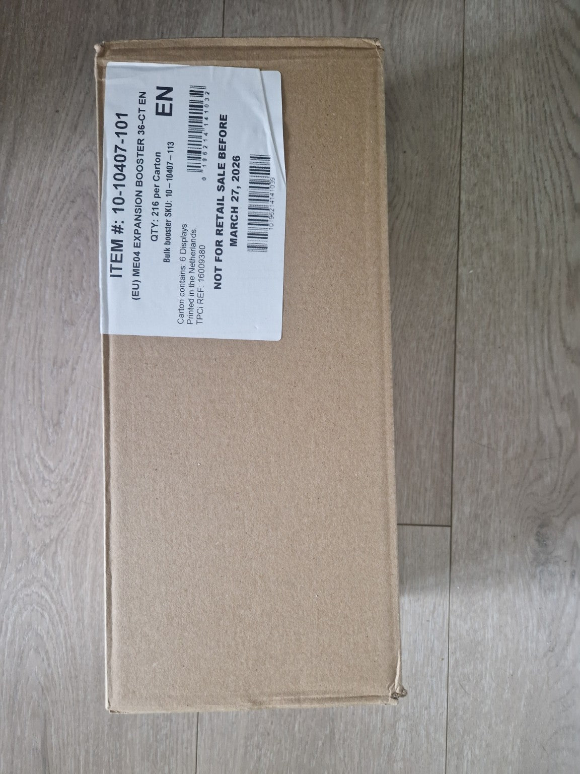 Forseglet ytterkartong med produktinformasjon og distribusjonsmerking.
