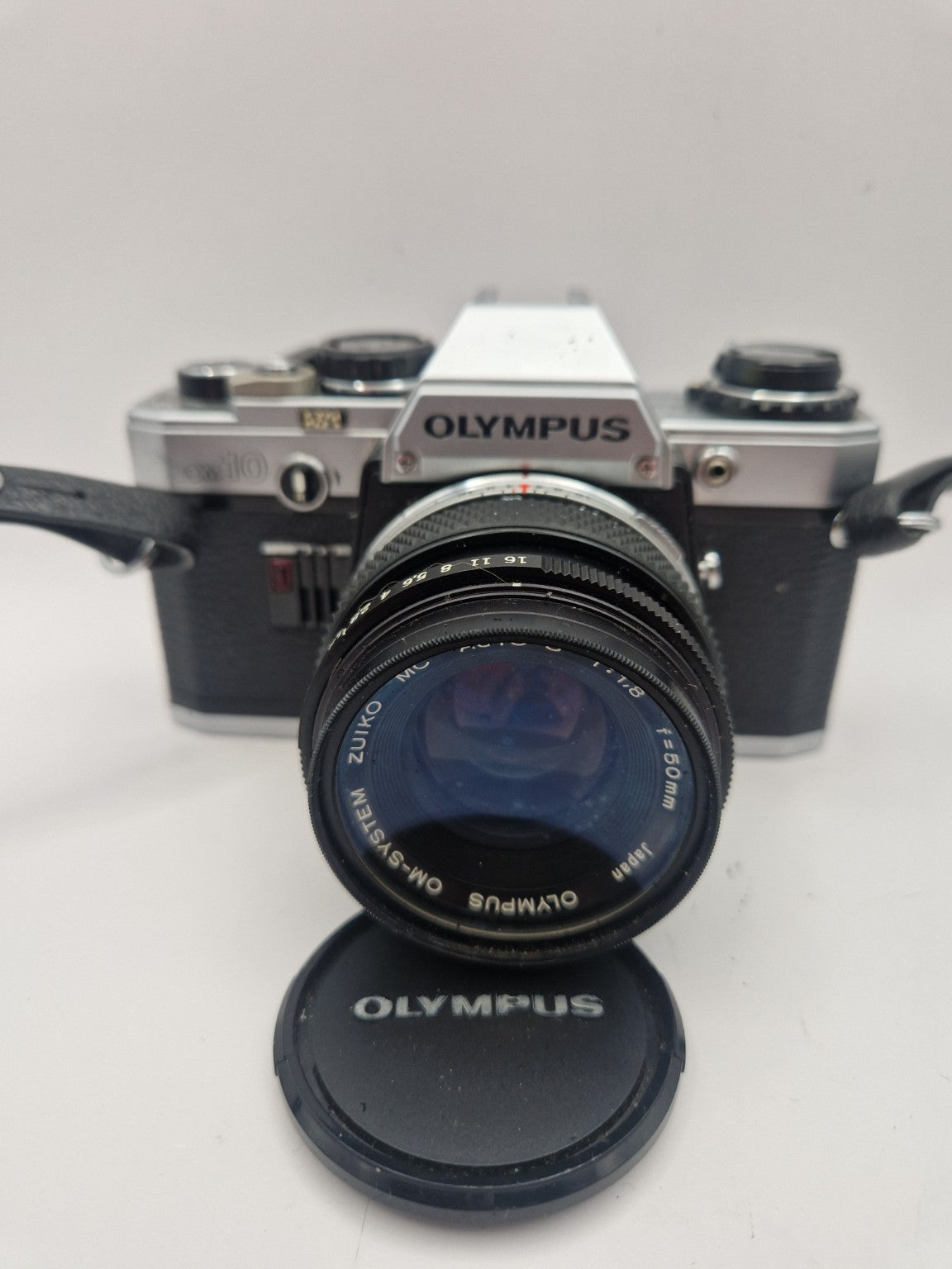  Olympus OM-10 med Zuiko 50mm f/1.8 – frontvisning.