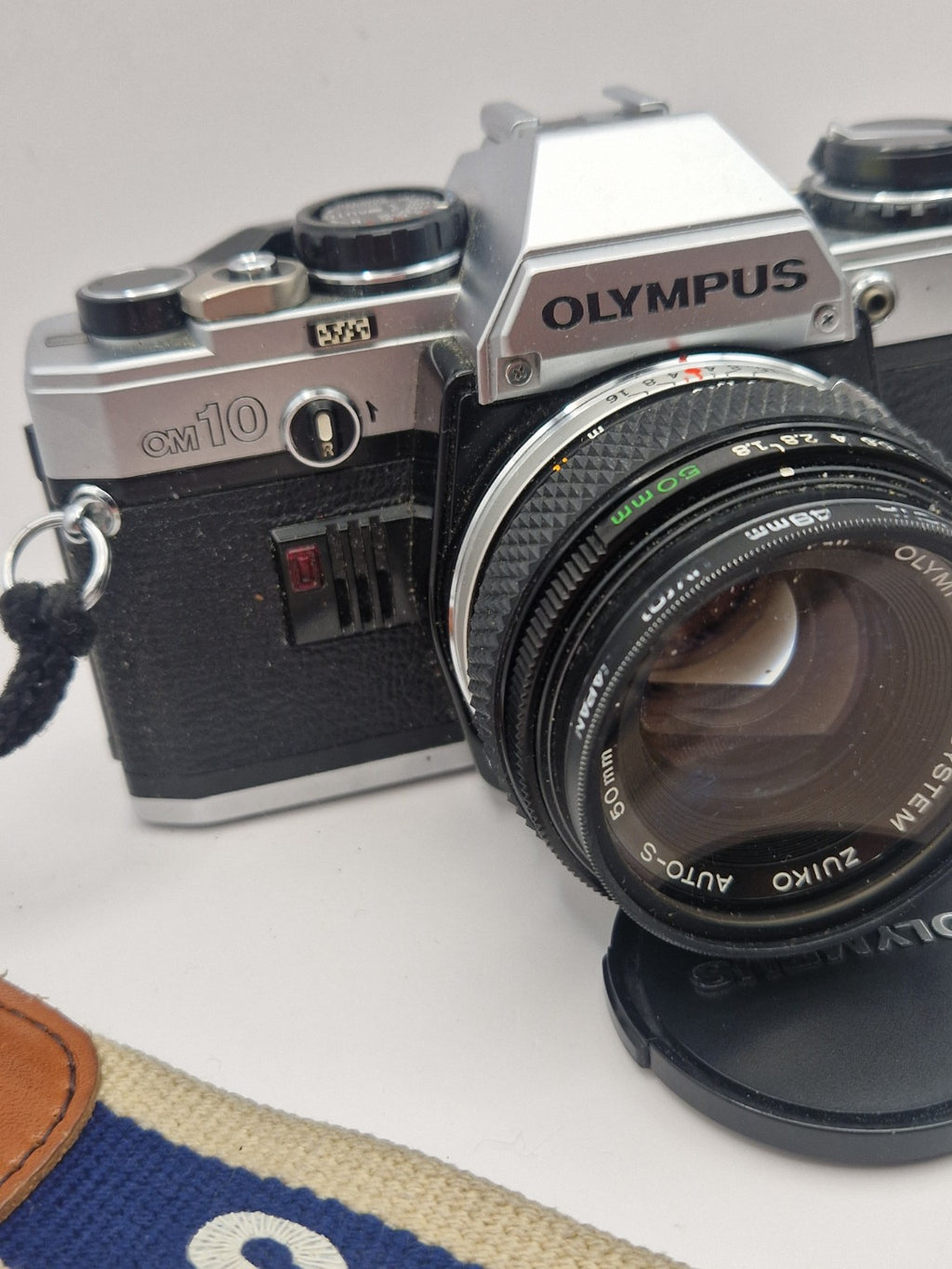 Nærbilde av Olympus OM-10 med Olympus Zuiko Auto-S 50mm f/1.8 objektiv.