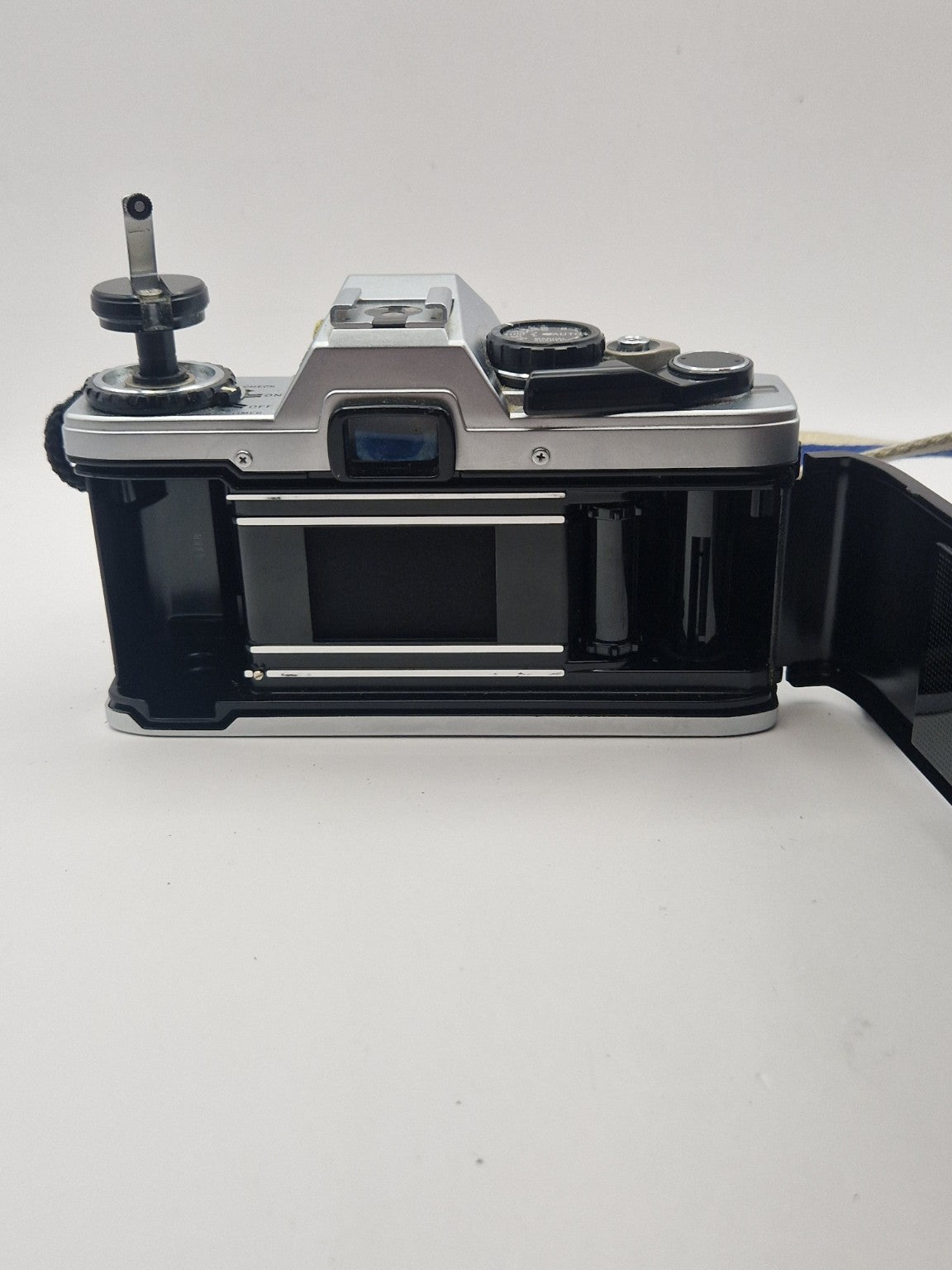 Åpent filmkammer på Olympus OM-10, viser ren og velholdt innside.