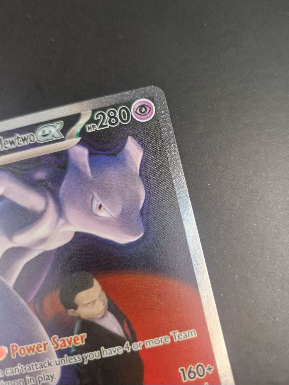 Nærbilde av øvre høyre hjørne på Team Rocket's Mewtwo ex 281/217