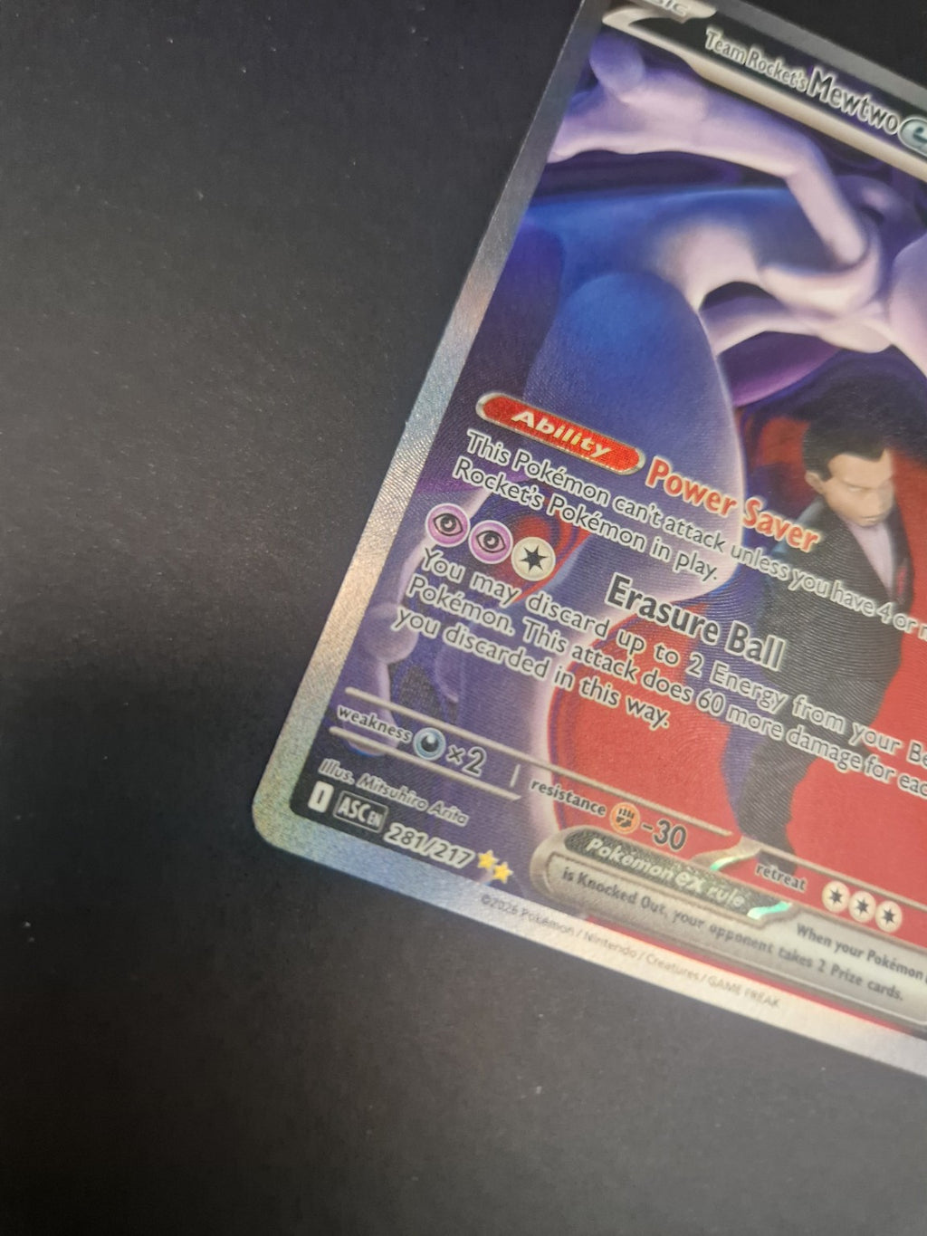 Nærbilde av nedre venstre hjørne på Team Rocket's Mewtwo ex 281/217
