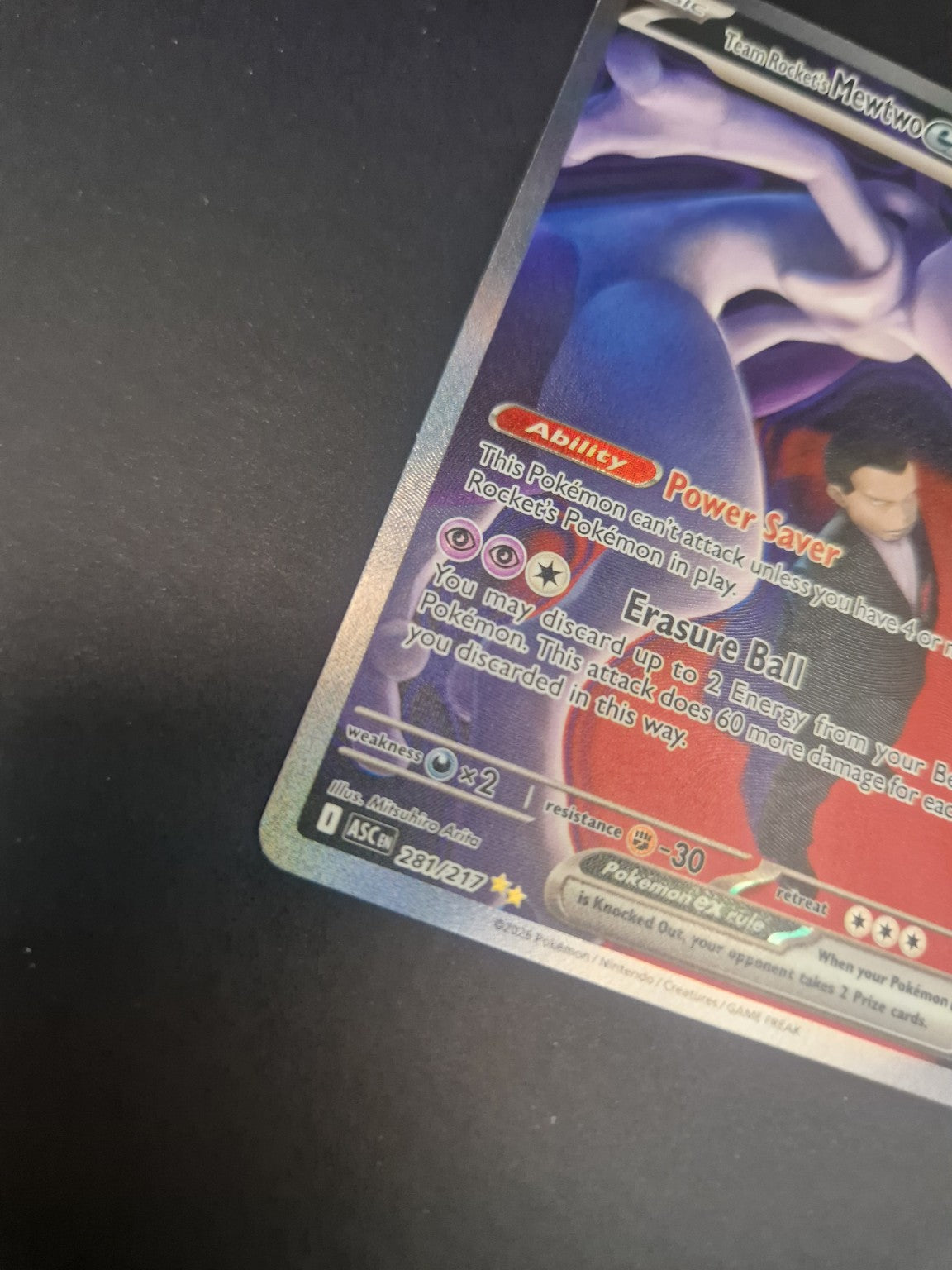 Nærbilde av nedre venstre hjørne på Team Rocket's Mewtwo ex 281/217