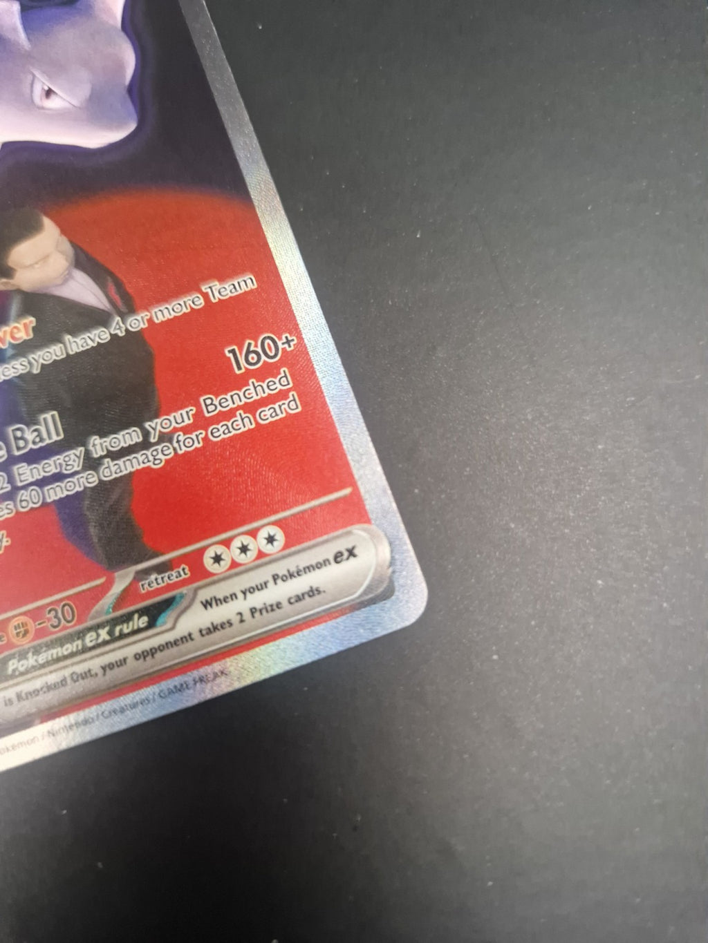 Nærbilde av nedre høyre hjørne på Team Rocket's Mewtwo ex 281/217