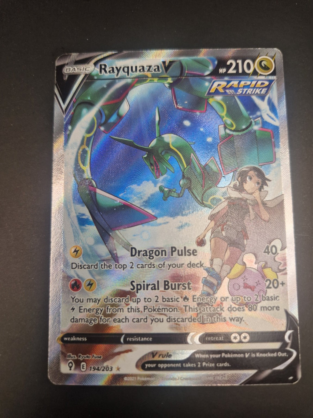 Pokémon Rayquaza V 194/203 Alternate Art fra Evolving Skies – forside