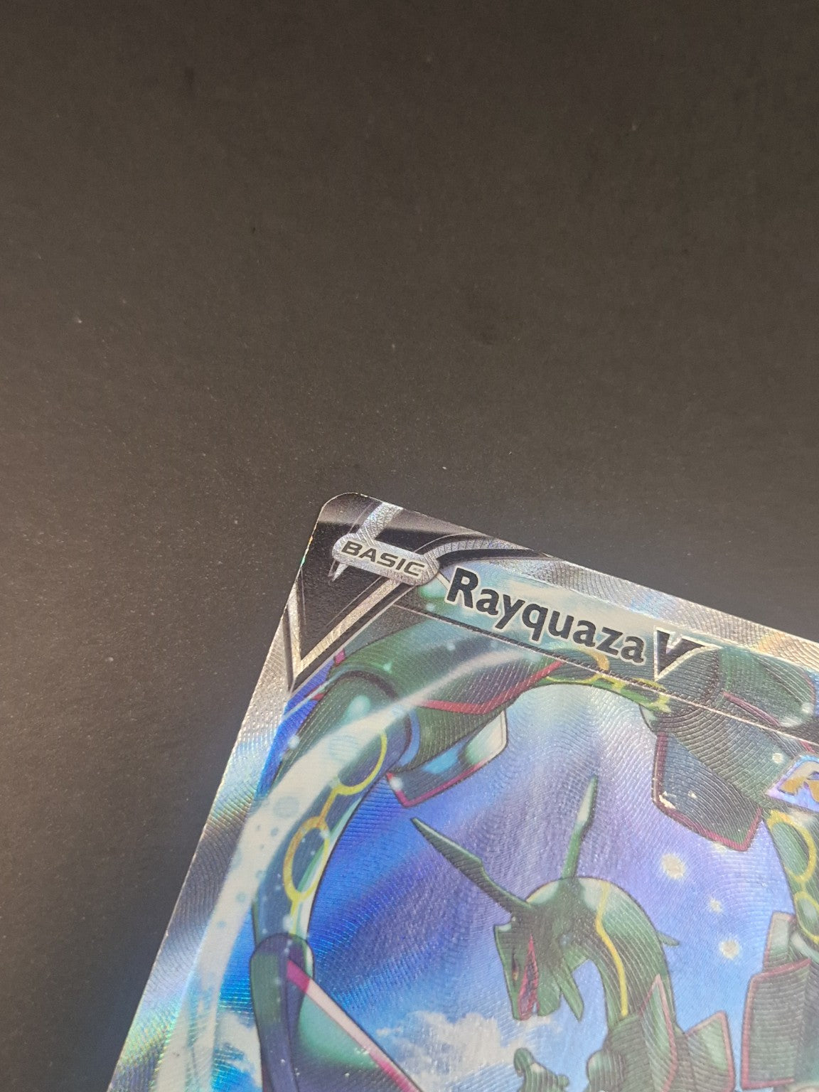 Nærbilde av øvre venstre hjørne på Rayquaza V Alternate Art fra Evolving Skies