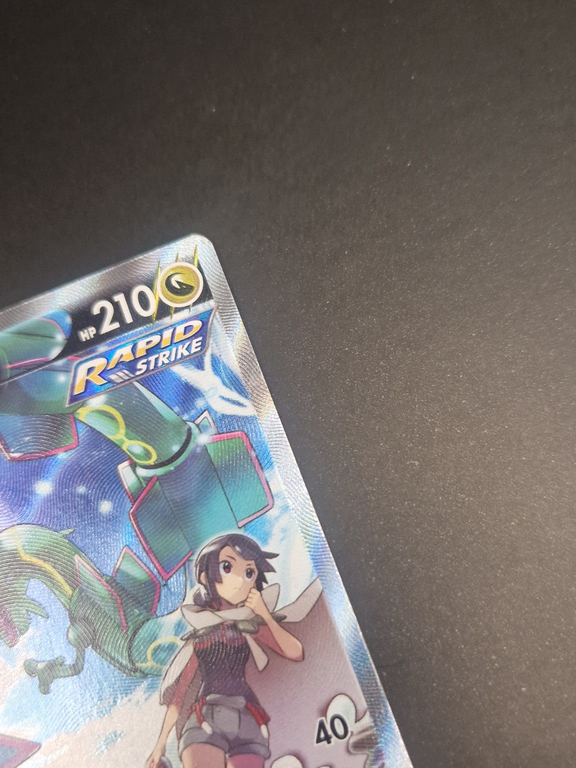 Nærbilde av øvre høyre hjørne på Rayquaza V Alternate Art fra Evolving Skies