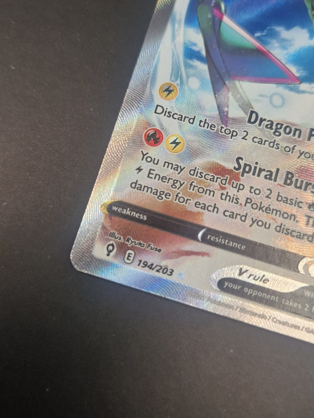 Nærbilde av nedre venstre hjørne på Rayquaza V Alternate Art fra Evolving Skies
