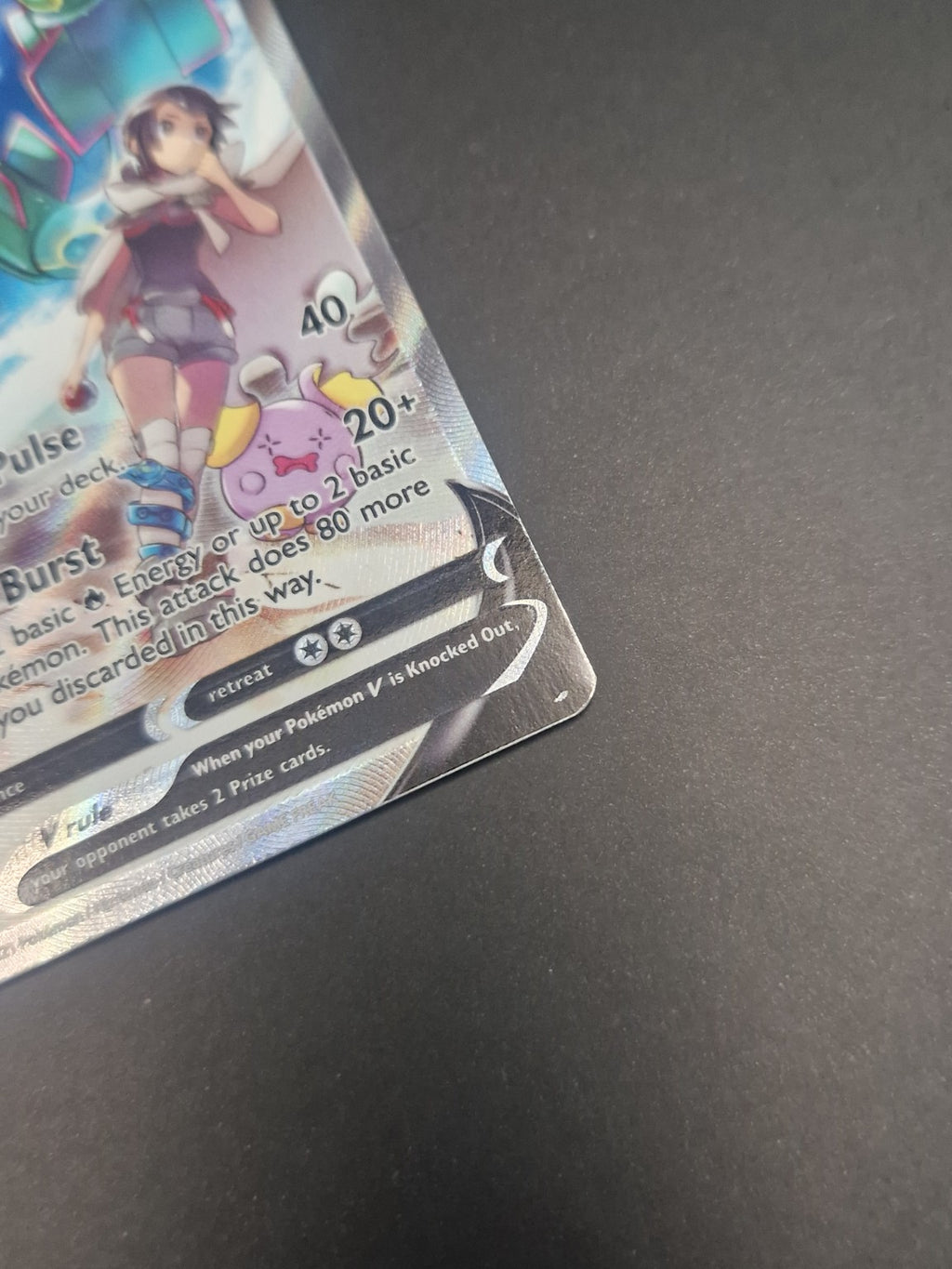 Nærbilde av nedre høyre hjørne på Rayquaza V Alternate Art fra Evolving Skies