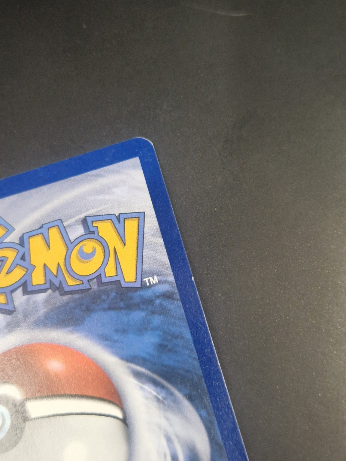 Nærbilde av øvre høyre hjørne på baksiden av Rayquaza V