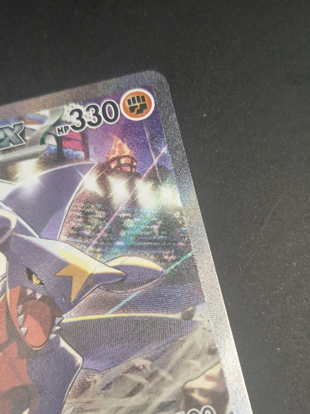 Nærbilde av øvre høyre hjørne på Cynthia's Garchomp ex SIR