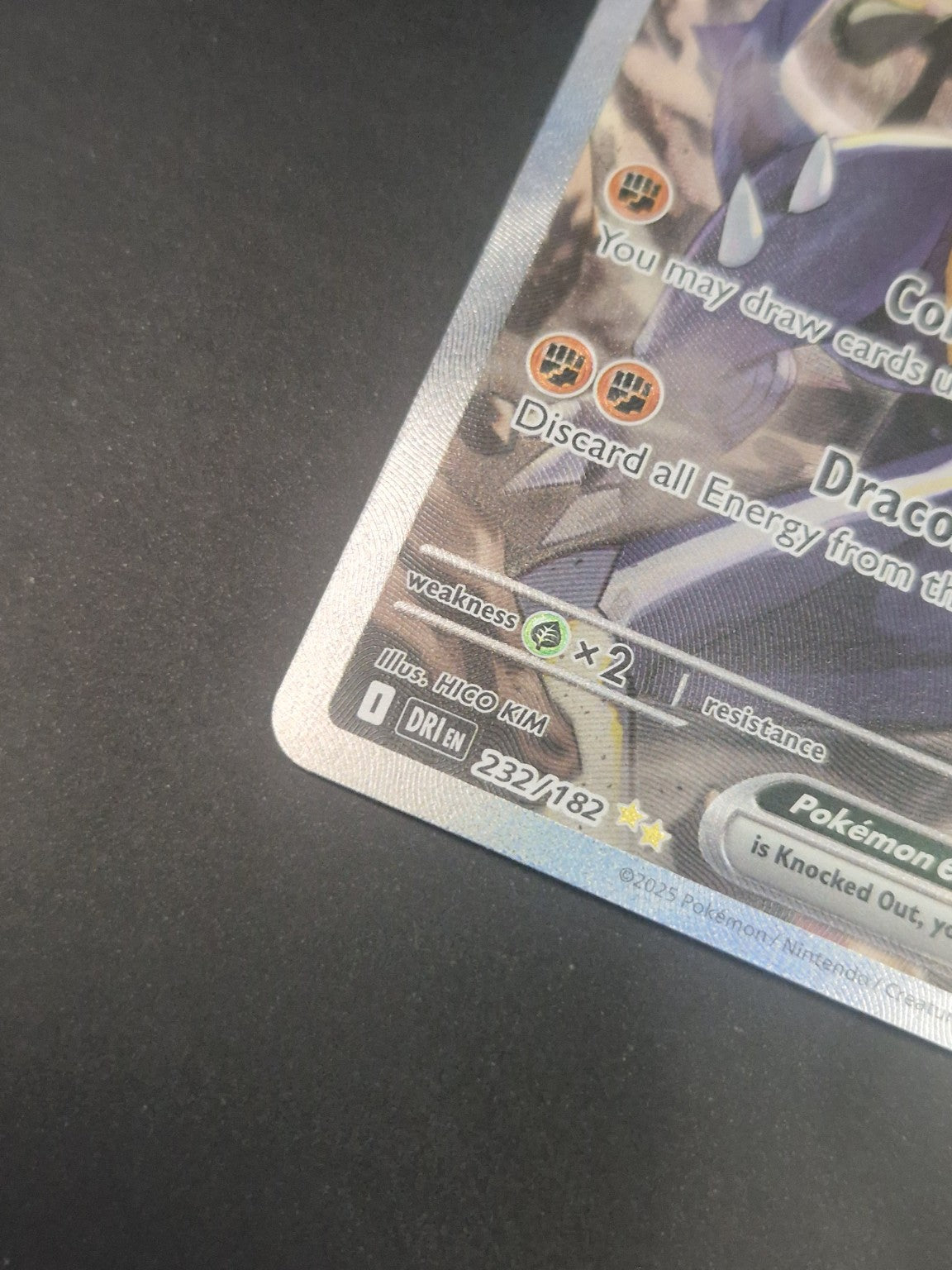 Nærbilde av nedre venstre hjørne på Cynthia's Garchomp ex SIR
