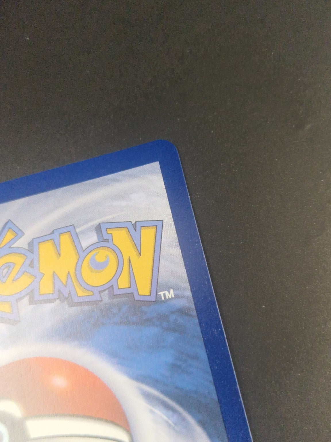 Nærbilde av øvre høyre hjørne på baksiden av Cynthia's Garchomp ex