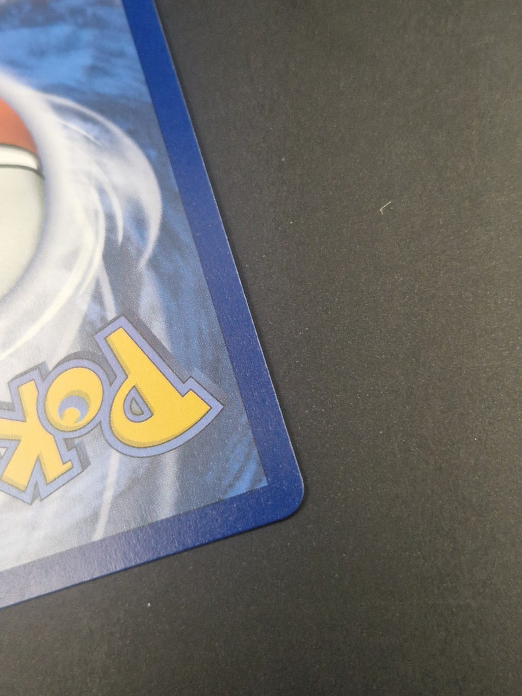 Nærbilde av nedre høyre hjørne på baksiden av Cynthia's Garchomp ex