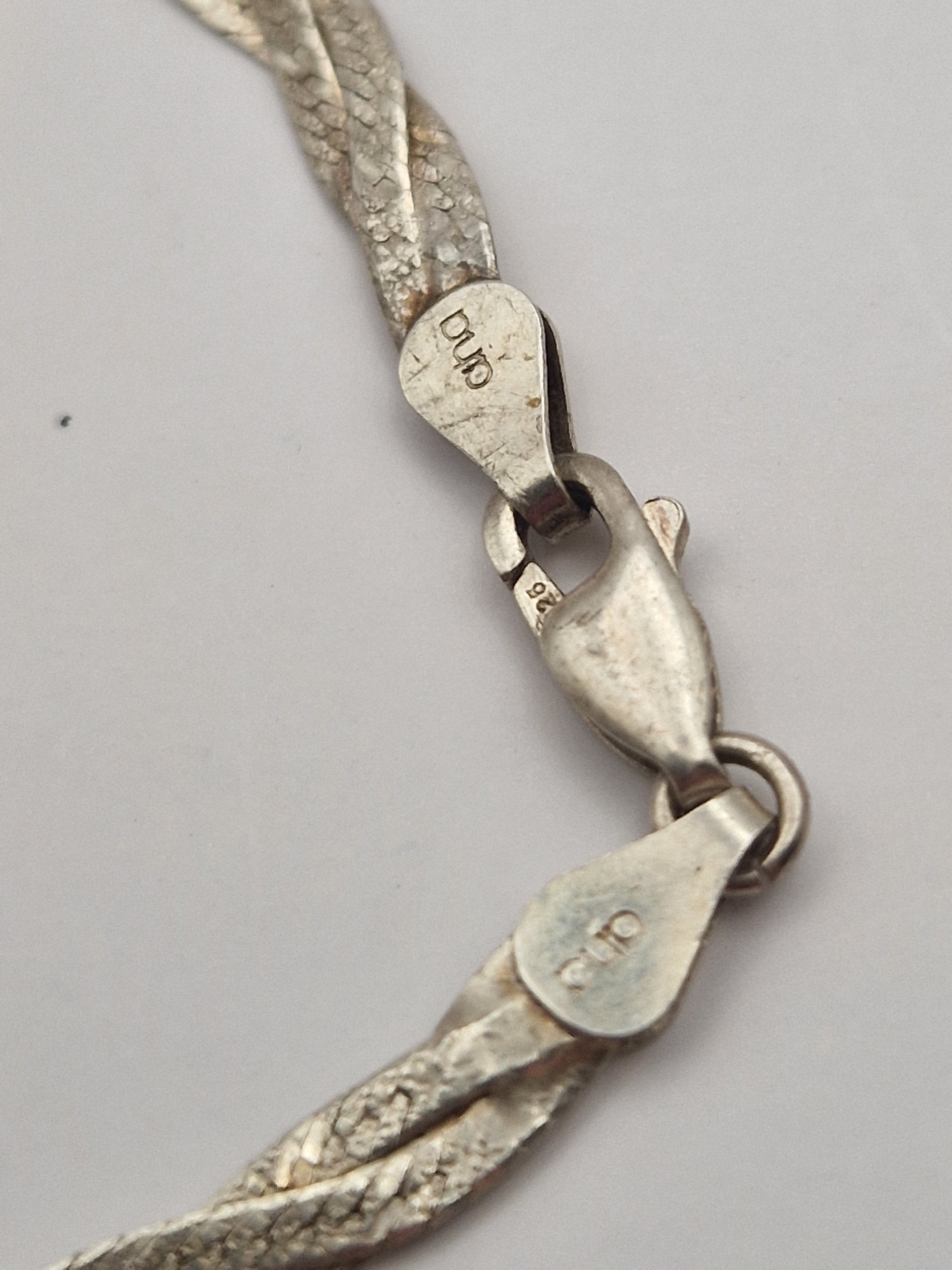 Nærbilde av sølv og patina