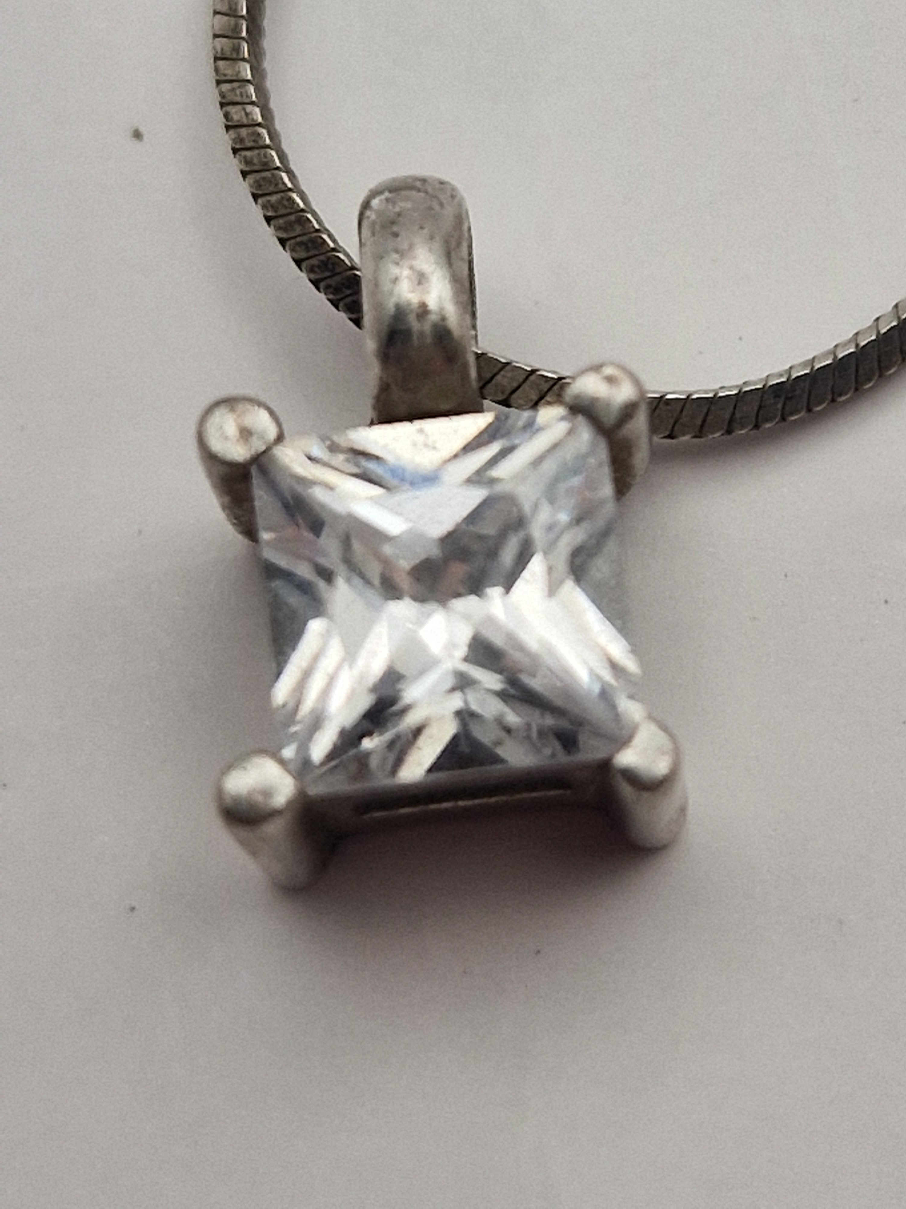 Nærbilde av stein og klofatning