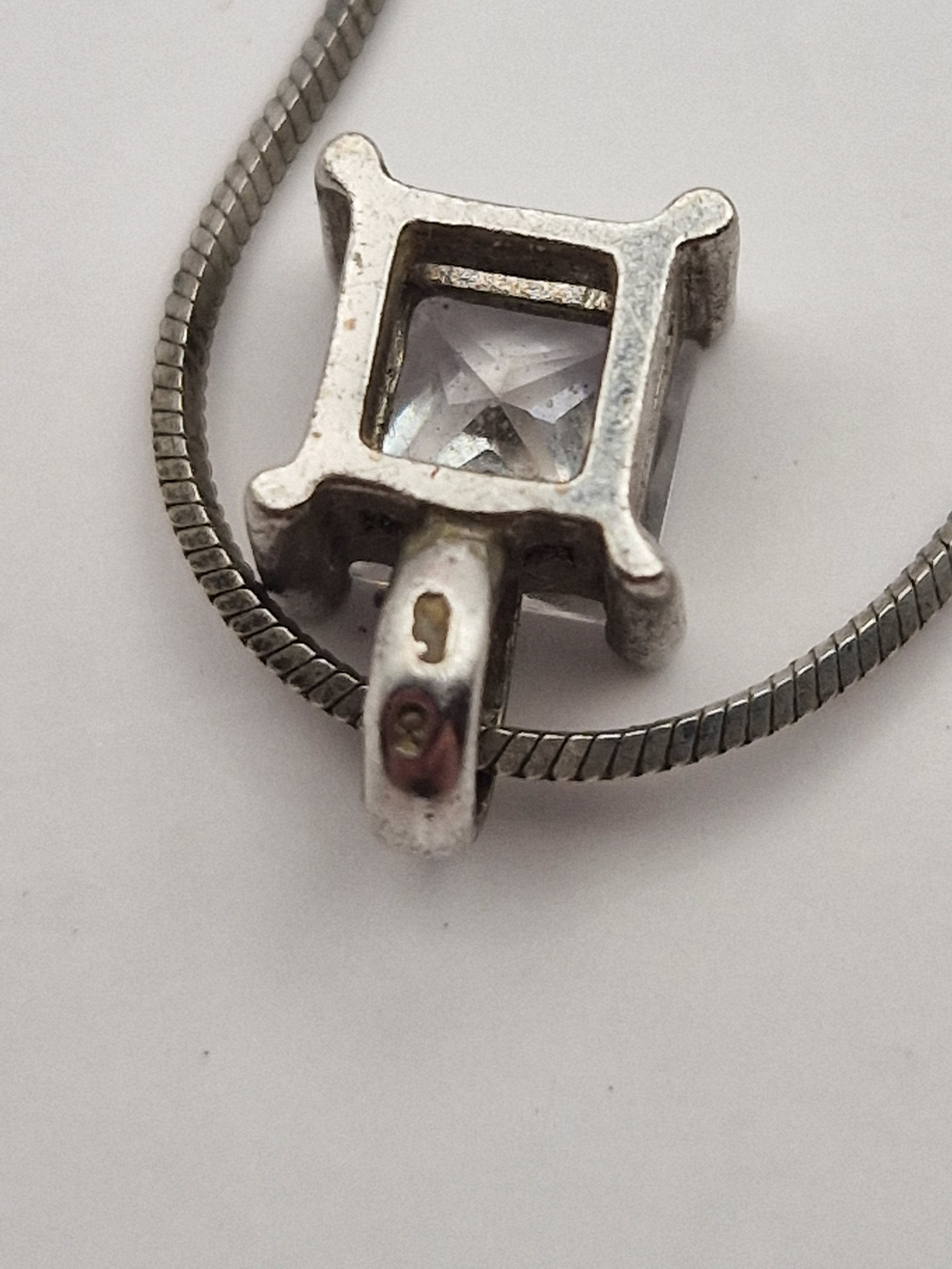 Bakside av anheng – detaljer