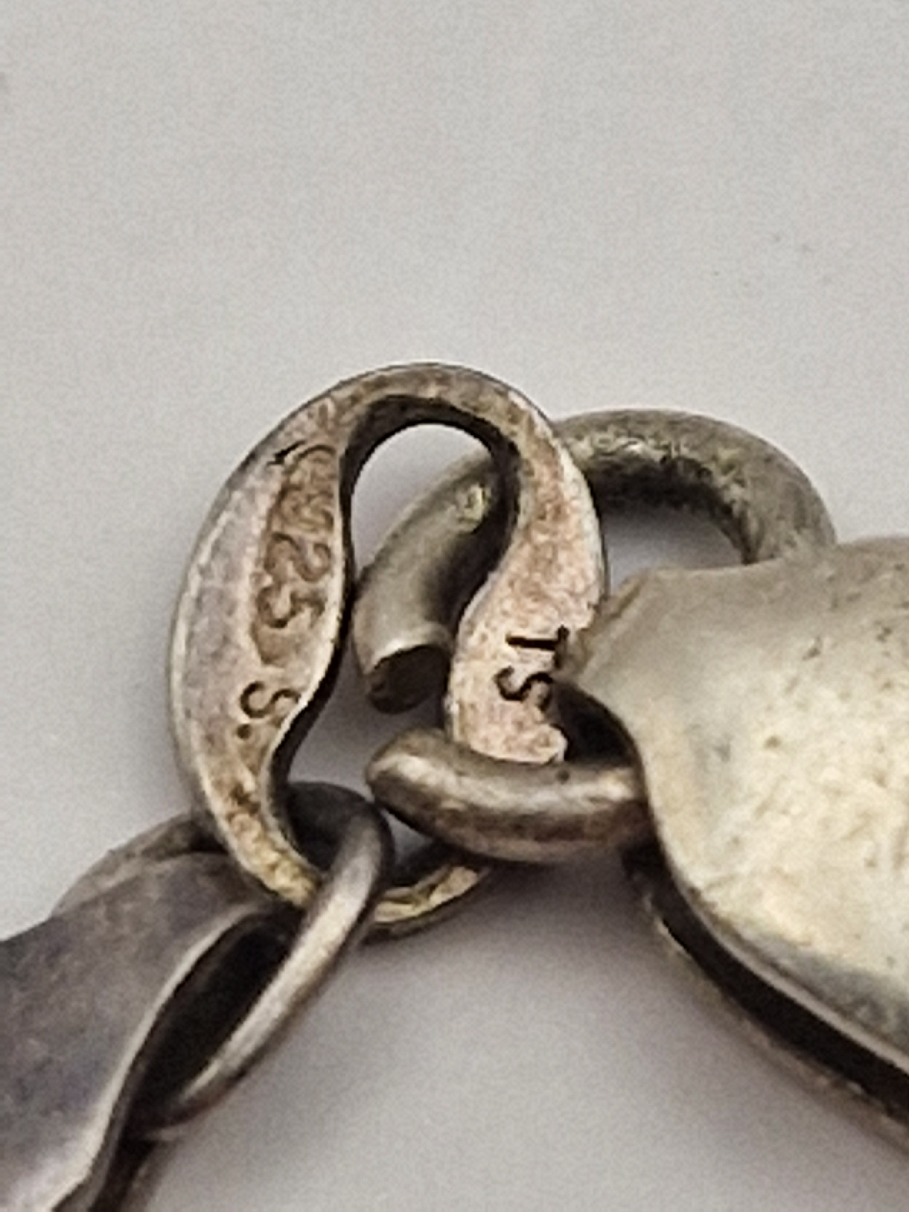 Detalj av lås og 925-stempel – bekrefter ekte sterling sølv