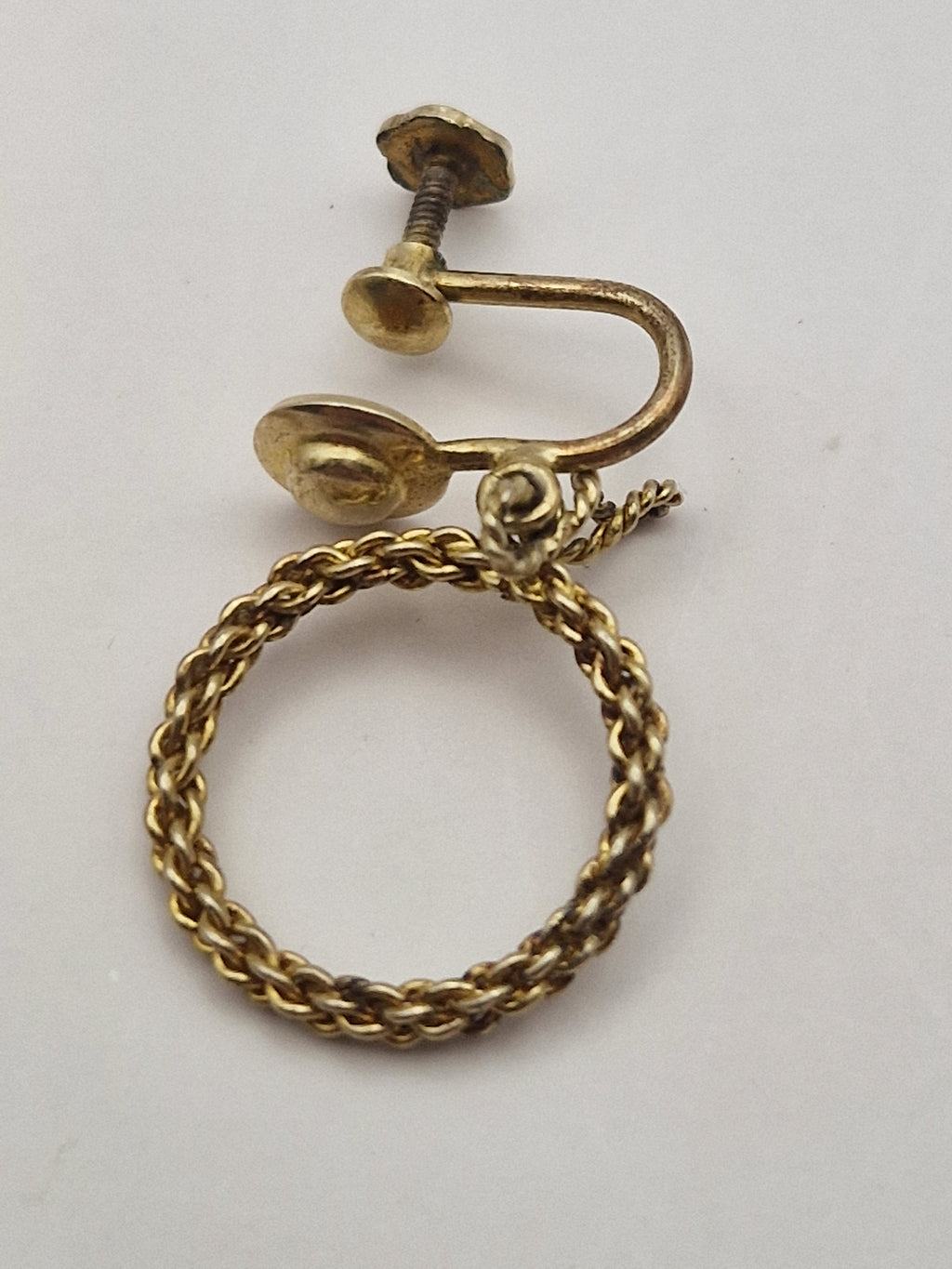 Enkel øredobb:
Detalj av hengende ring og skrulås