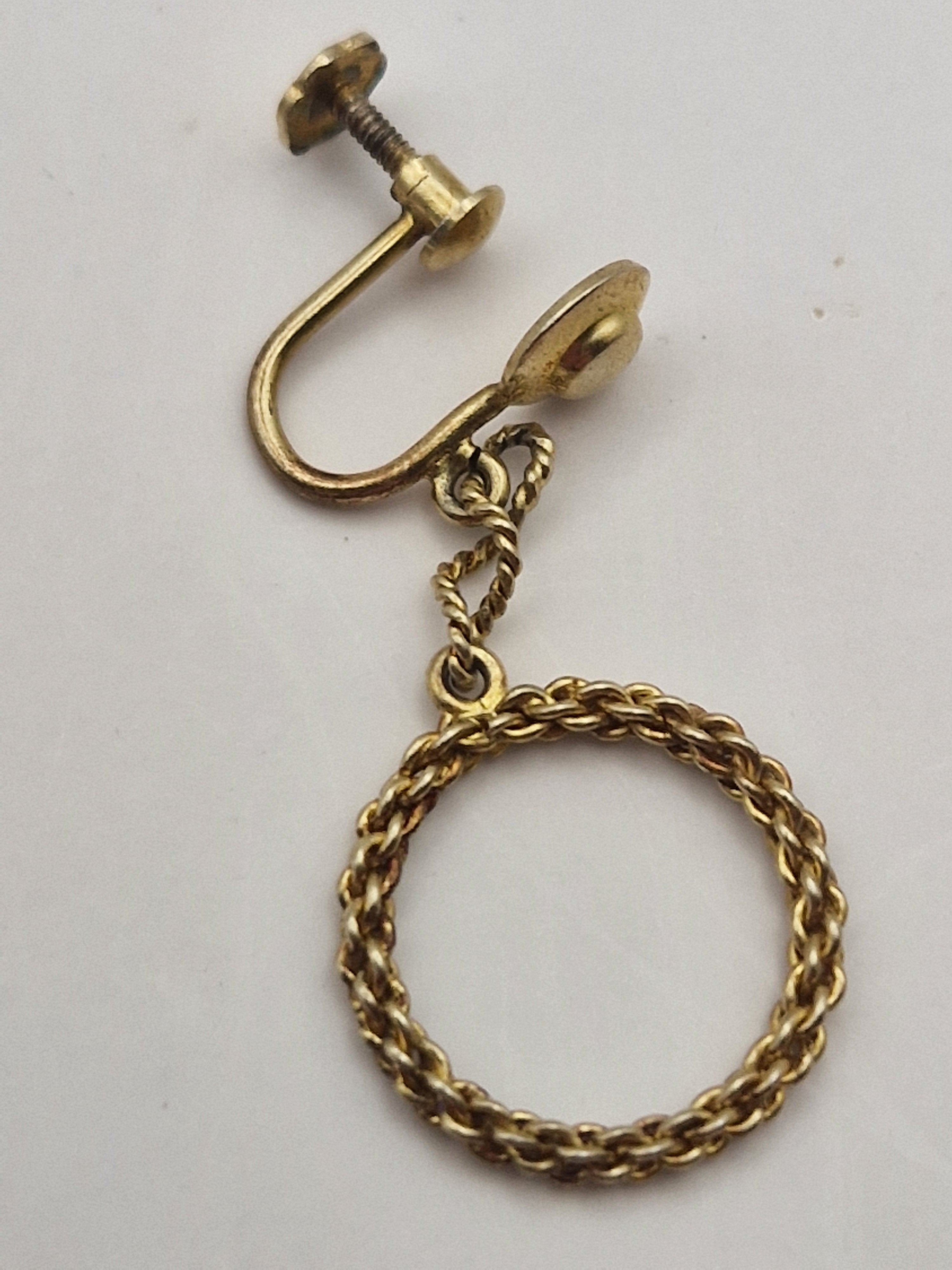 Enkel øredobb:
Detalj av hengende ring og skrulås