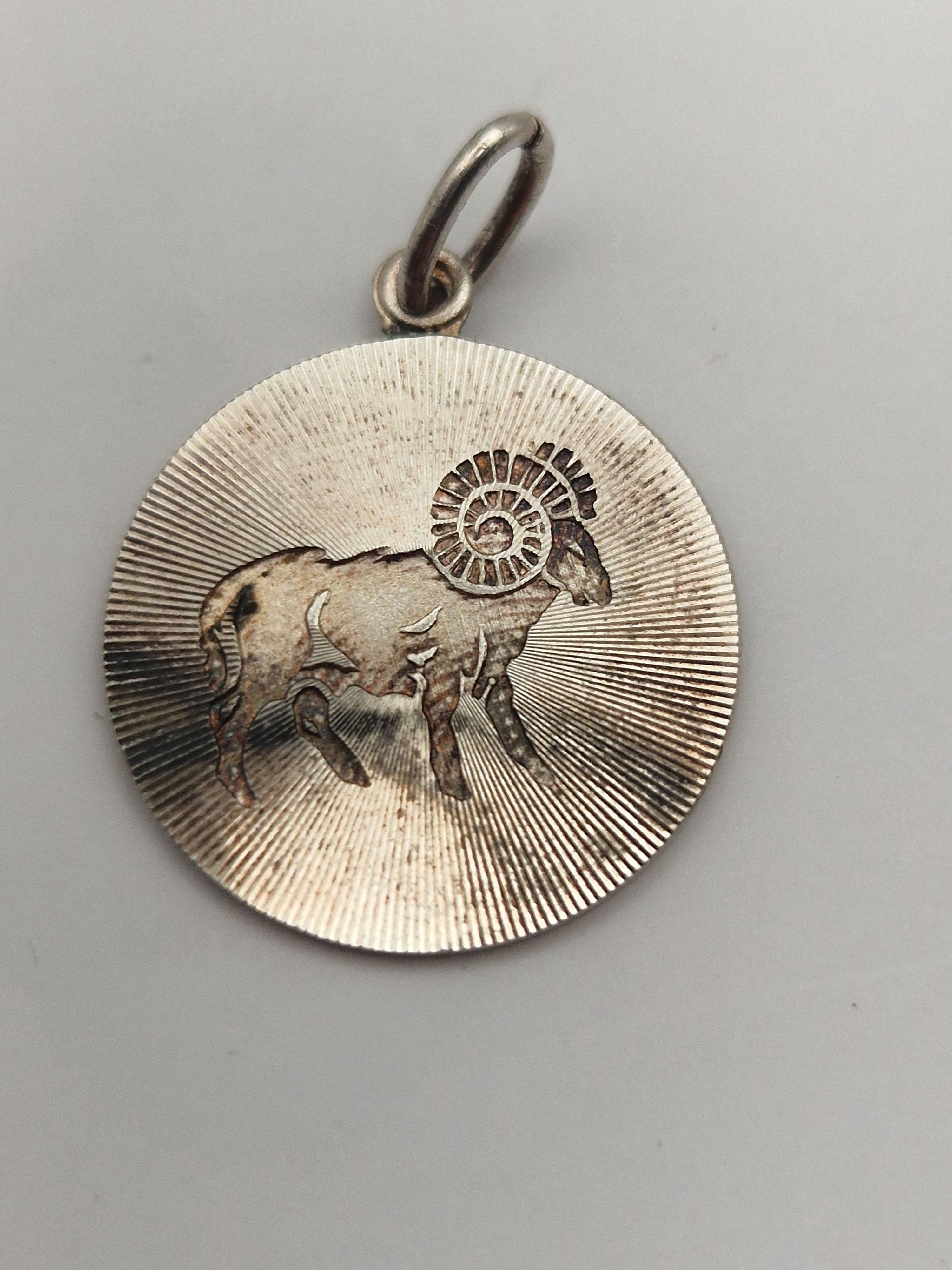Sølvanheng med stjernetegnet Væren – detaljert relieff