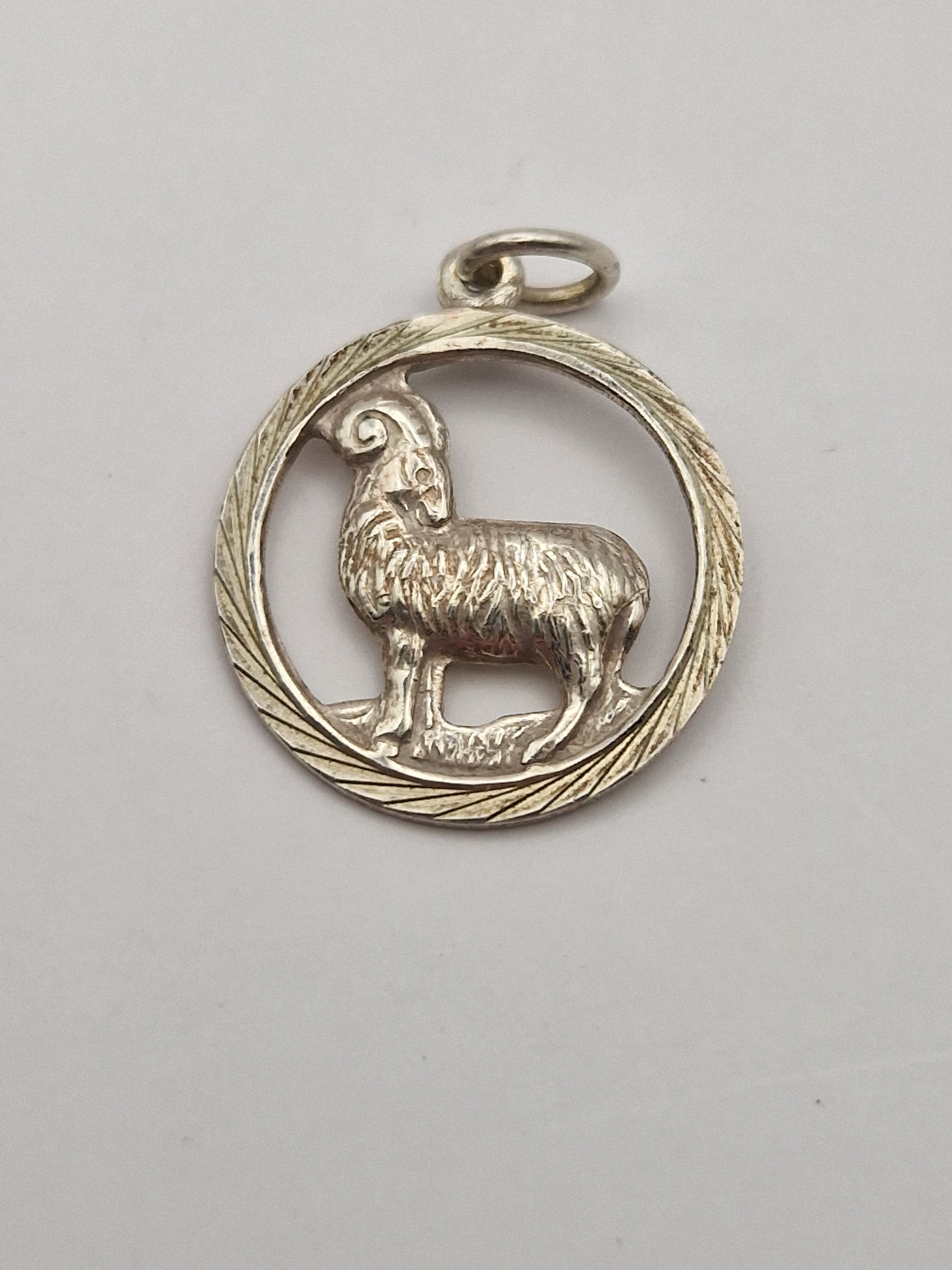 Sølvanheng med Væren – klassisk rundt design