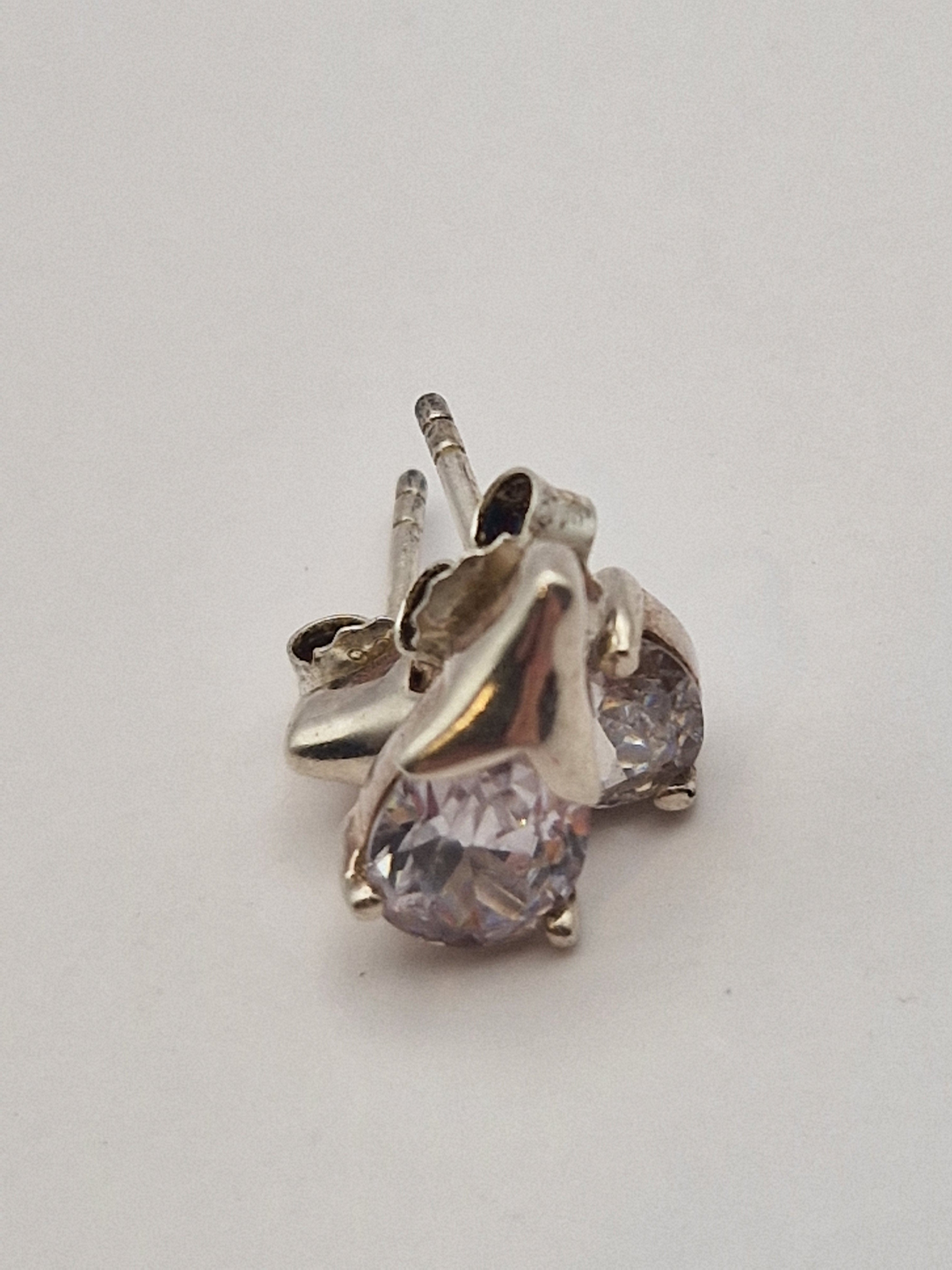 Øredobber i 925 sølv med klare steiner – klassisk uttrykk