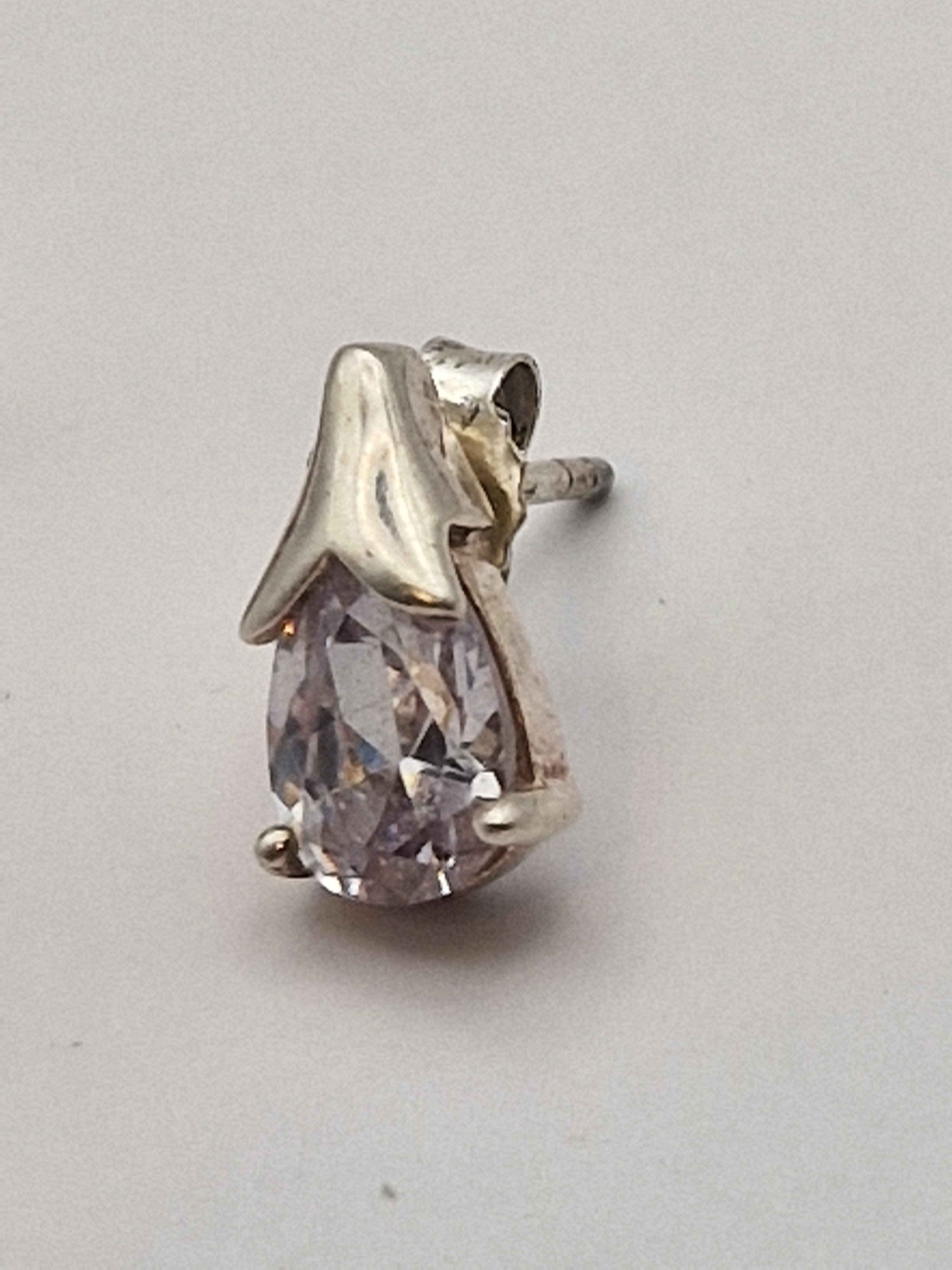 Nærbilde av fasettslipt klar stein