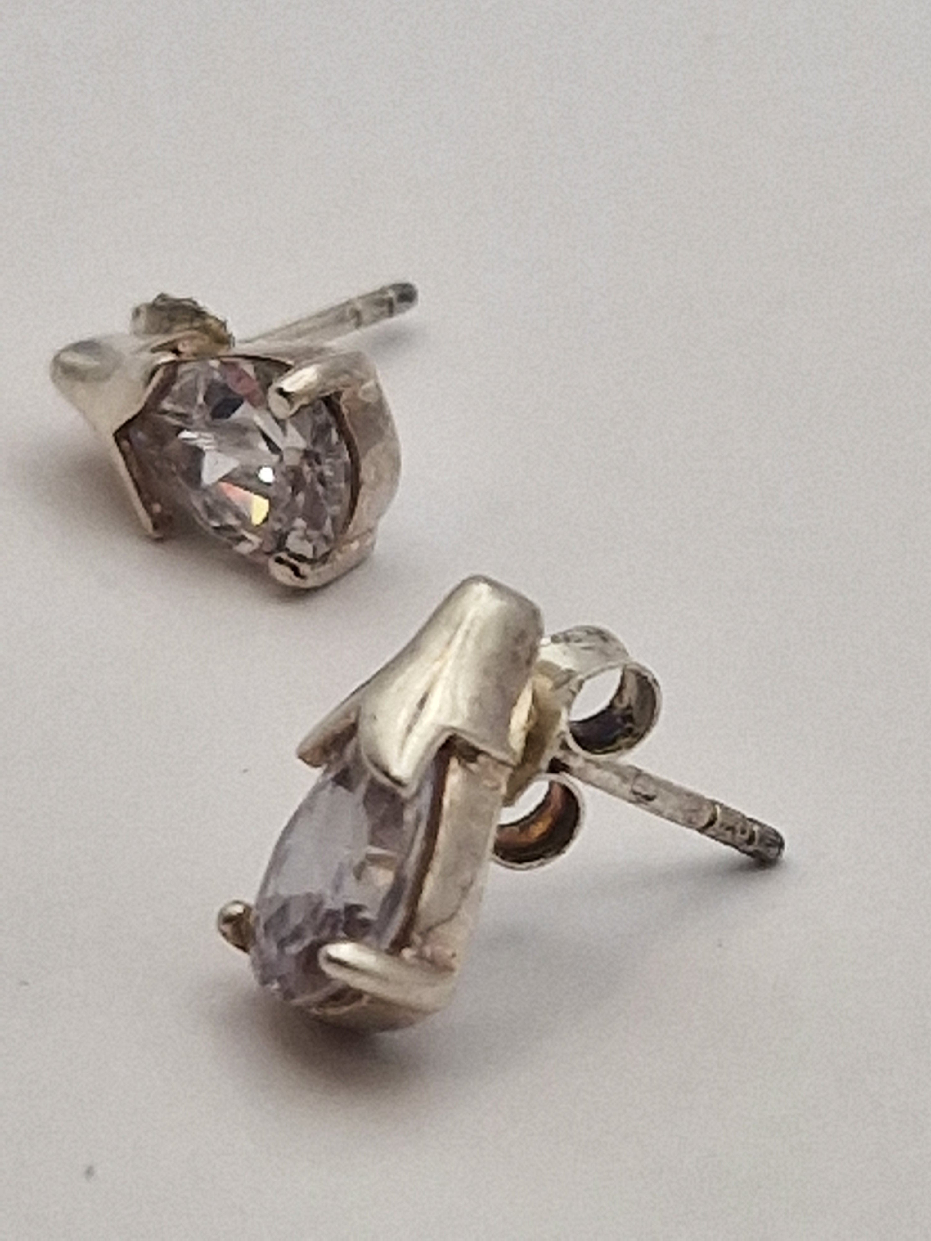 Begge øredobbene samlet – selges som par