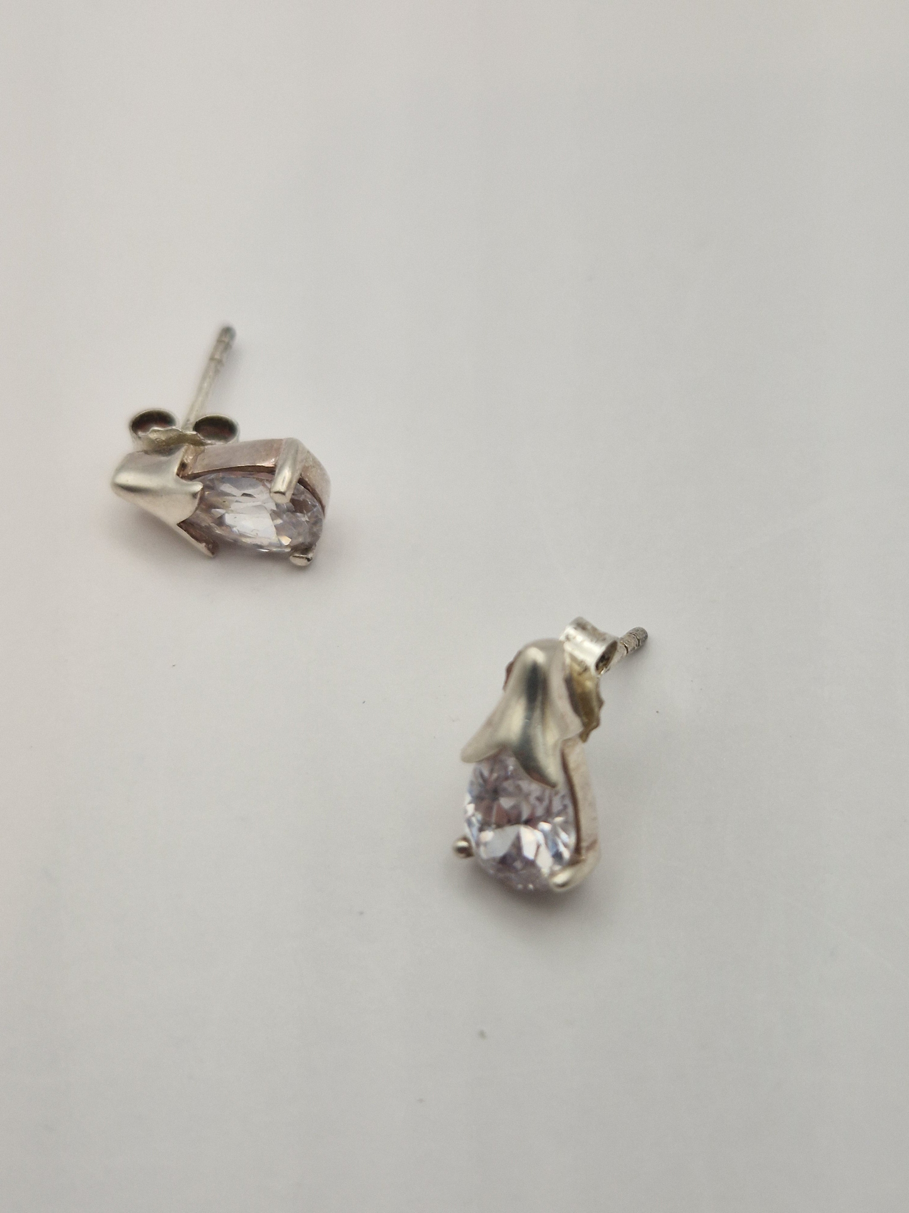 Begge øredobbene samlet – selges som par