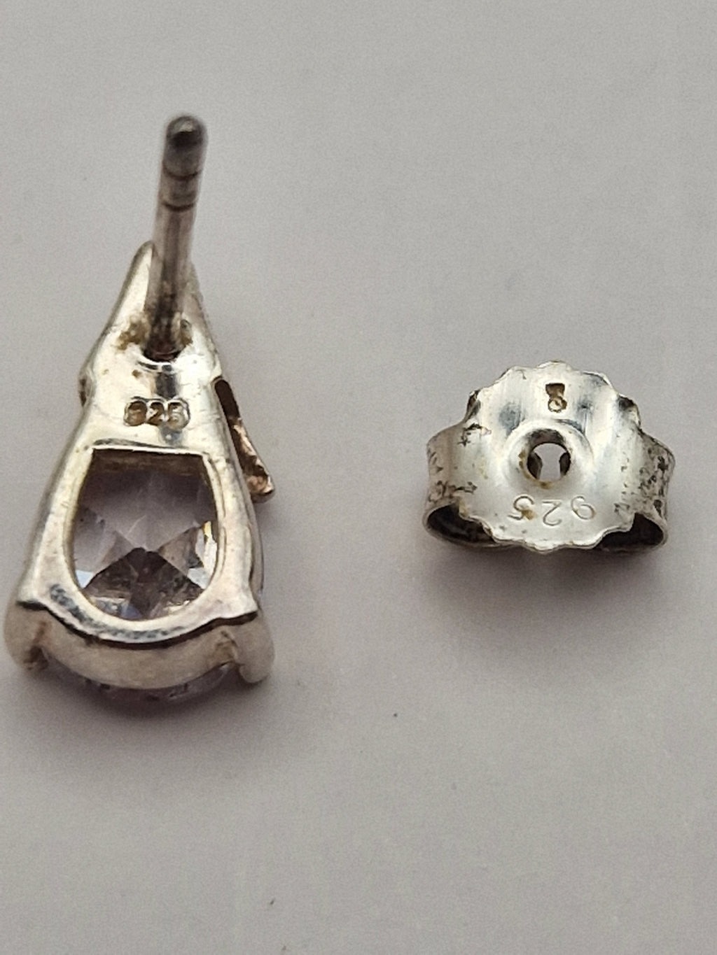 Bakside med 925-stempel og stiftfeste