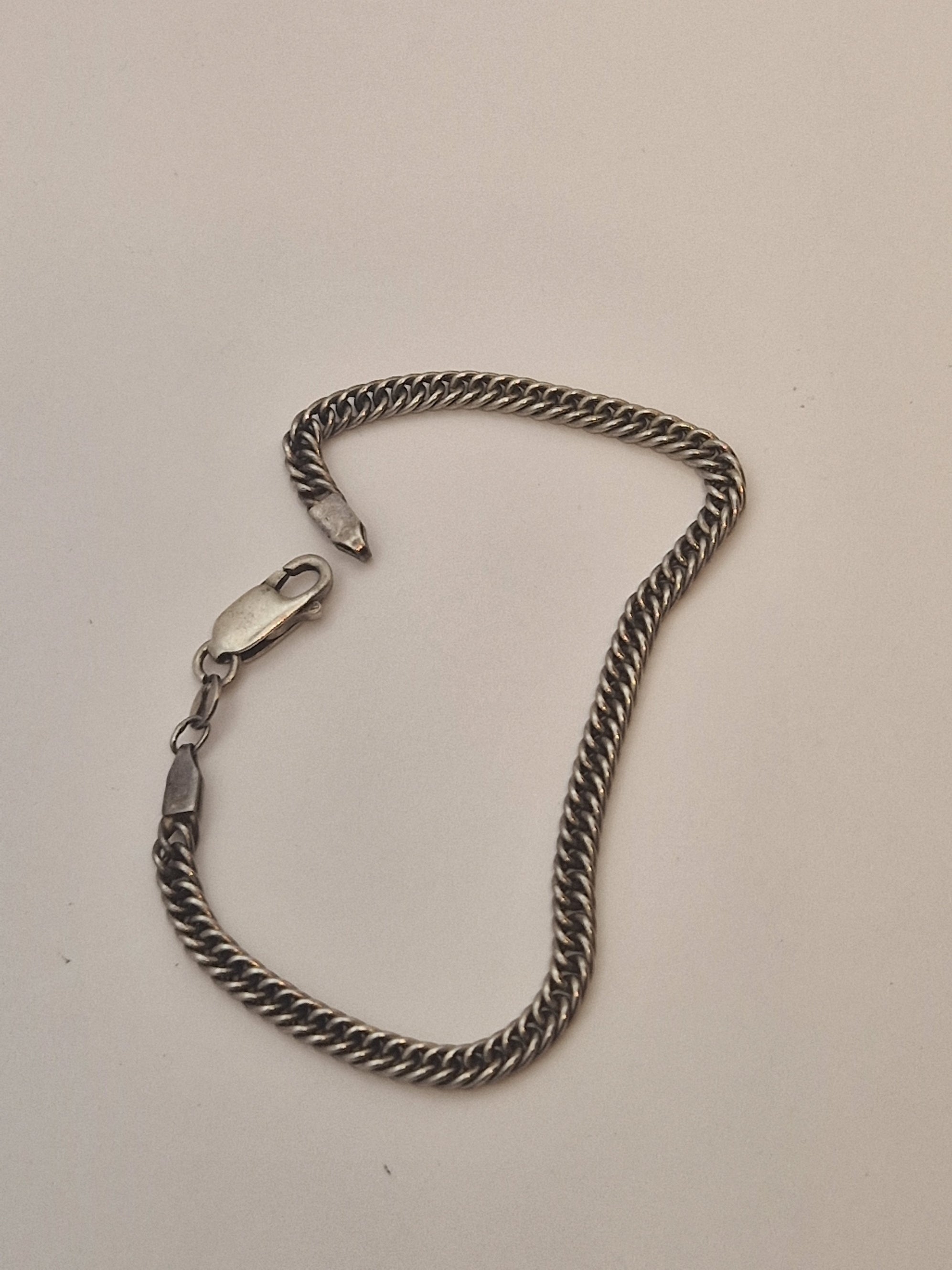 Armlenke i sølv 925 sett ovenfra – klassisk kjededesign med lås