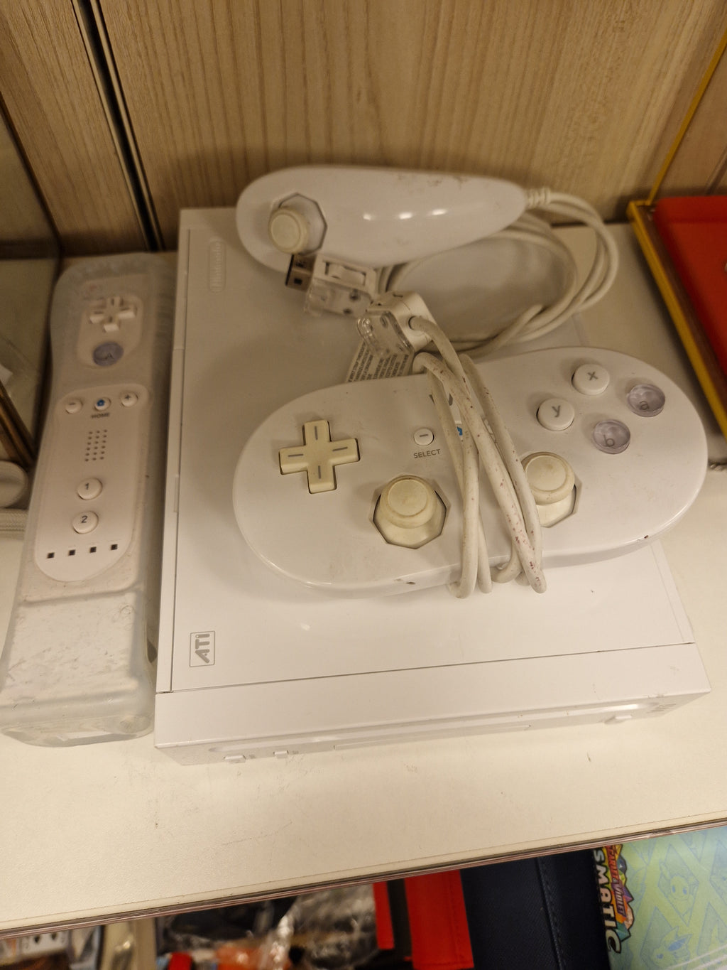 Nintendo Wii konsoll med kontroller og spill inkludert – oversiktsbilde