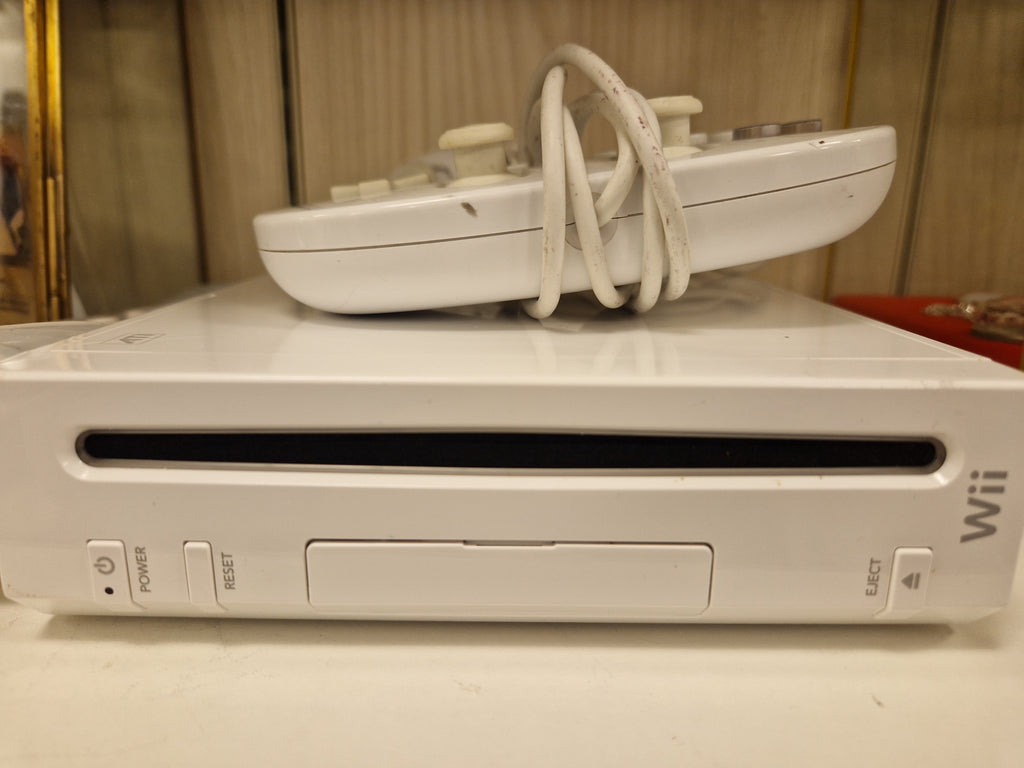 Front av Nintendo Wii med diskåpning – spilldisk i konsollen