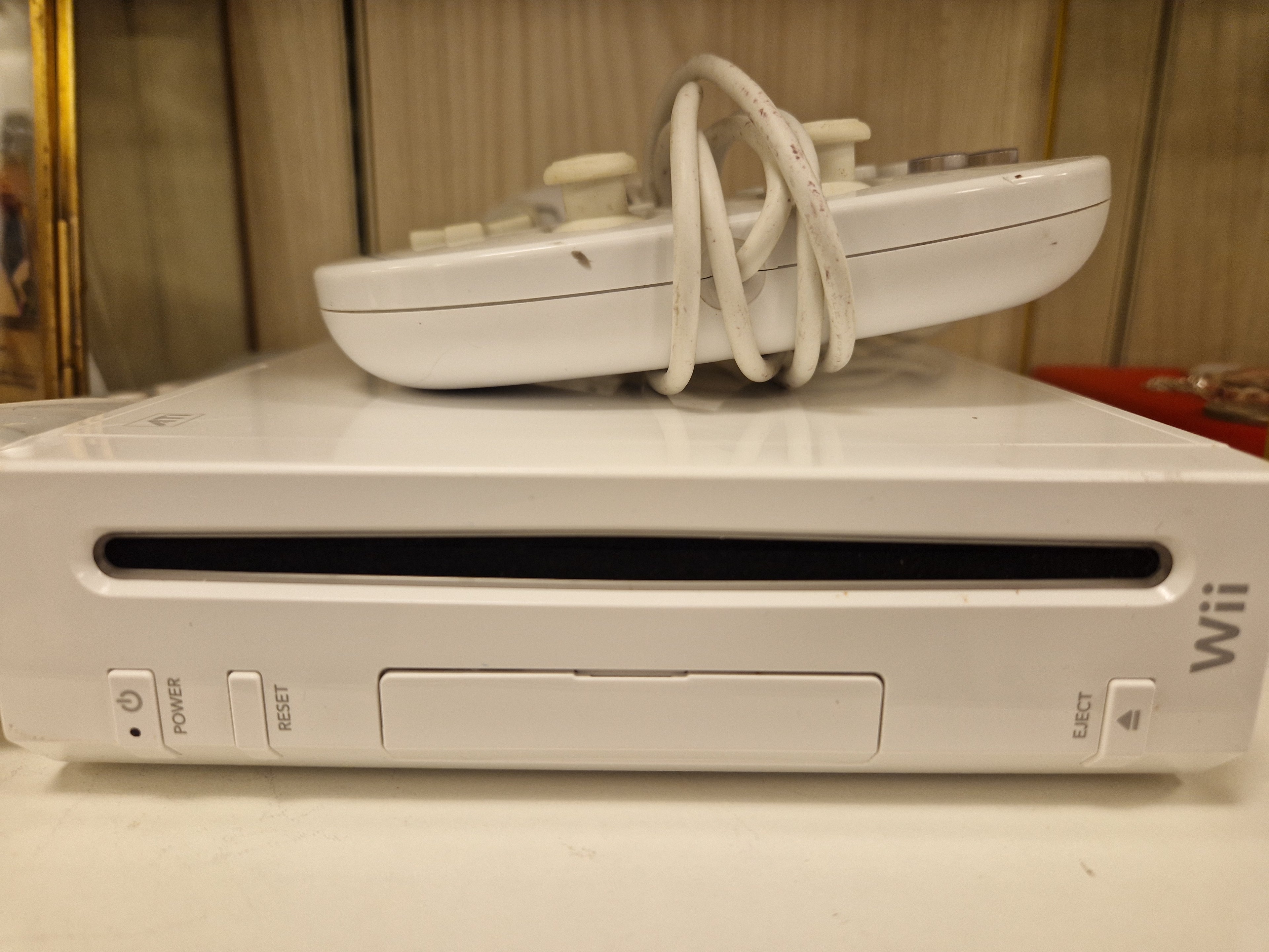 Front av Nintendo Wii med diskåpning – spilldisk i konsollen