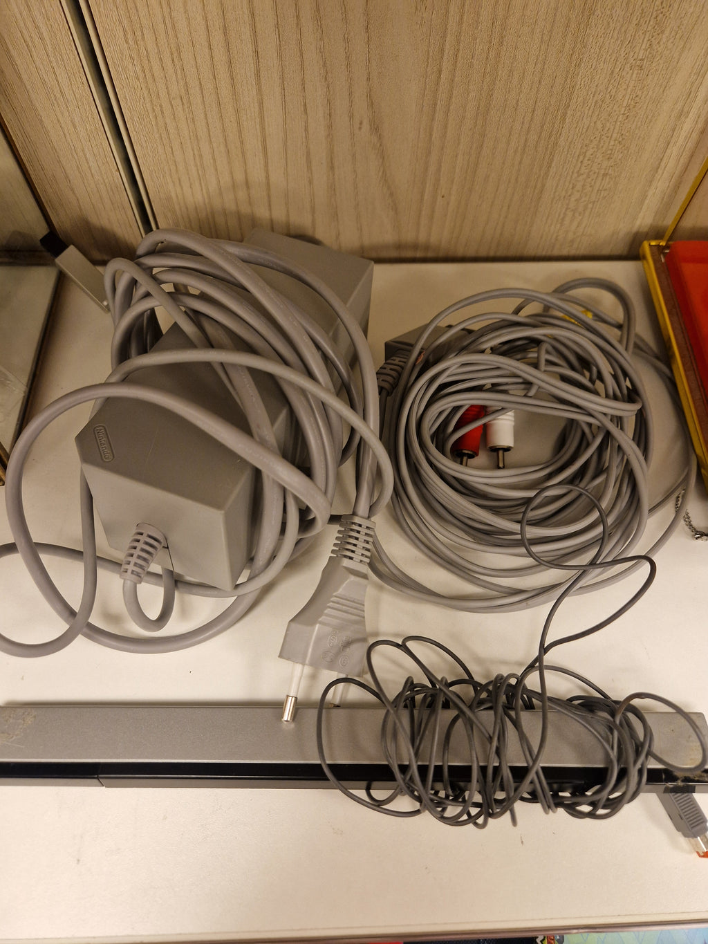 Sensorbar, strømadapter og AV-kabel inkludert