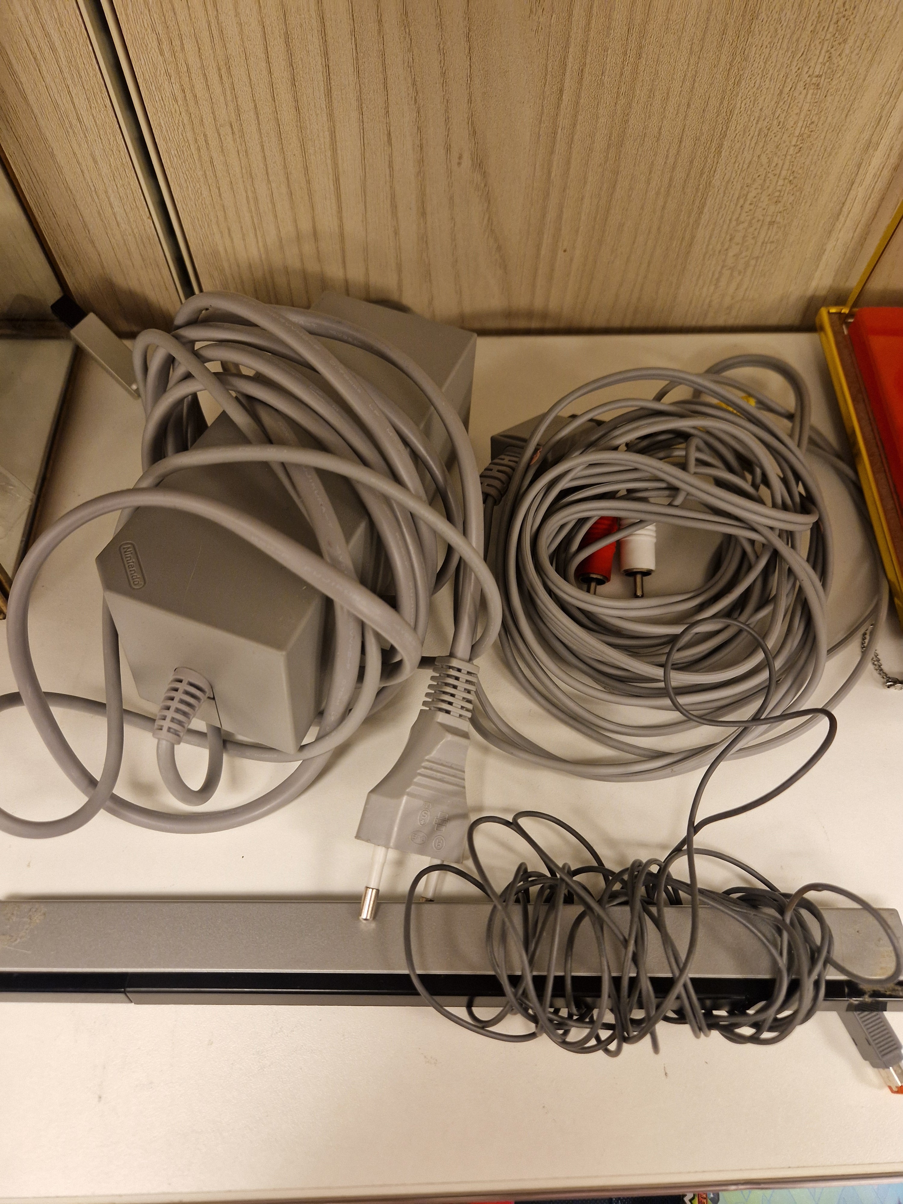 Sensorbar, strømadapter og AV-kabel inkludert