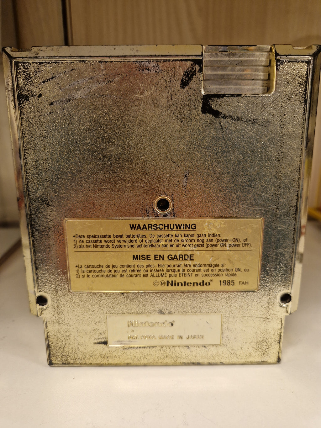 Bakside av NES-kassett med original advarselsmerke